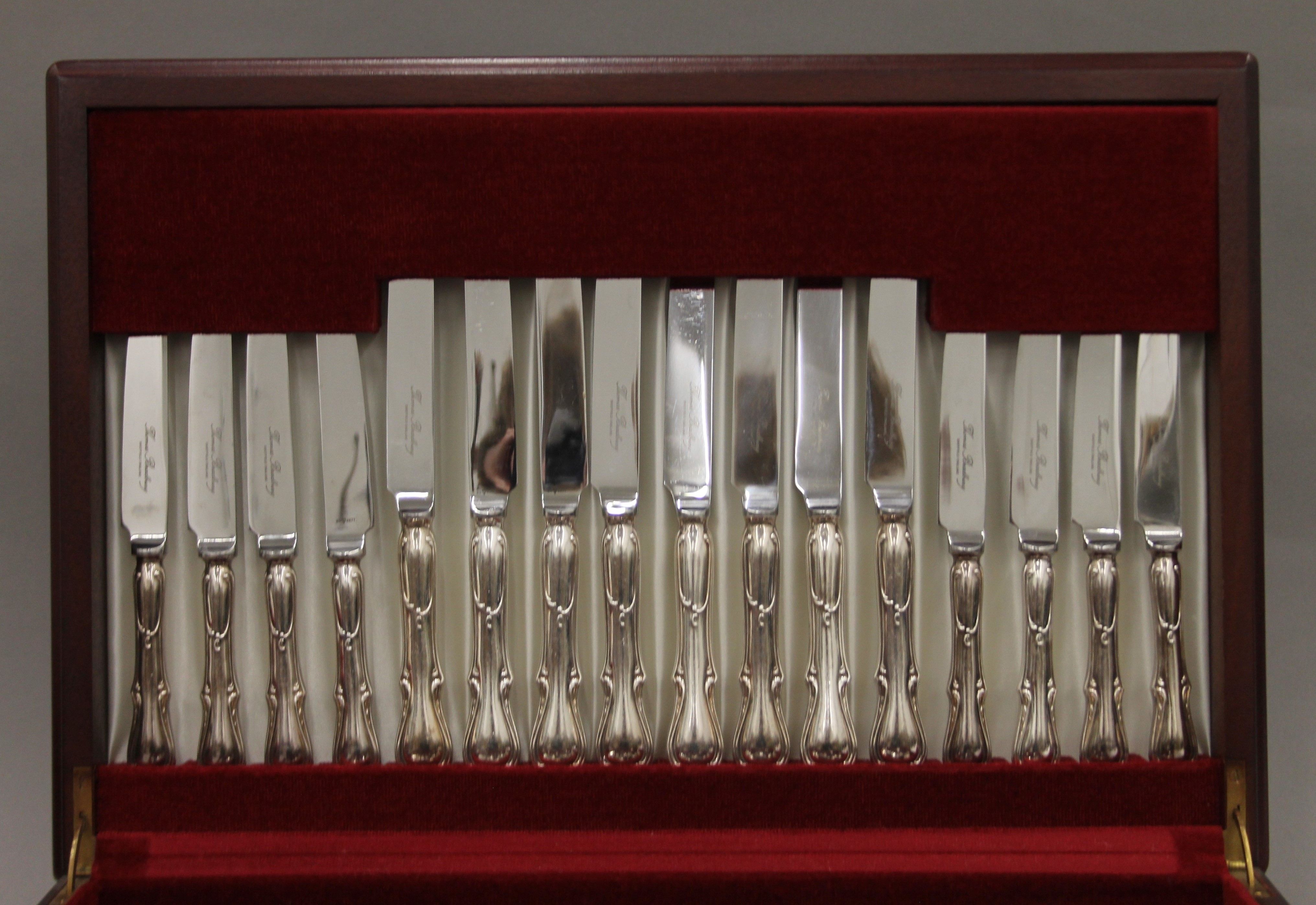 A Thomas Bradbury silver-plated cutlery canteen. 47 cm wide. - Image 3 of 5