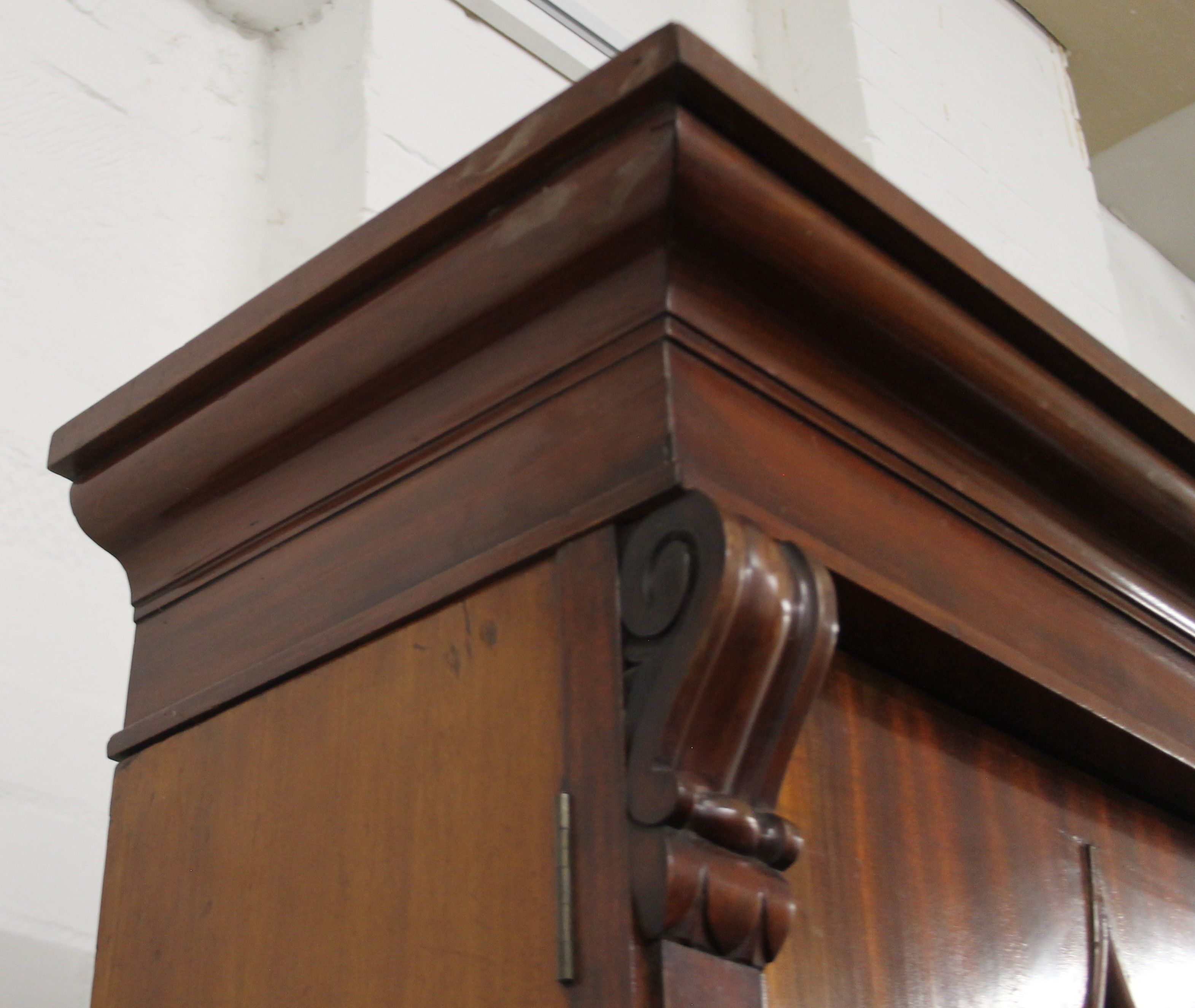 A Victorian mahogany cylinder bureau bookcase. 125 cm wide x 223 cm high. - Bild 6 aus 6