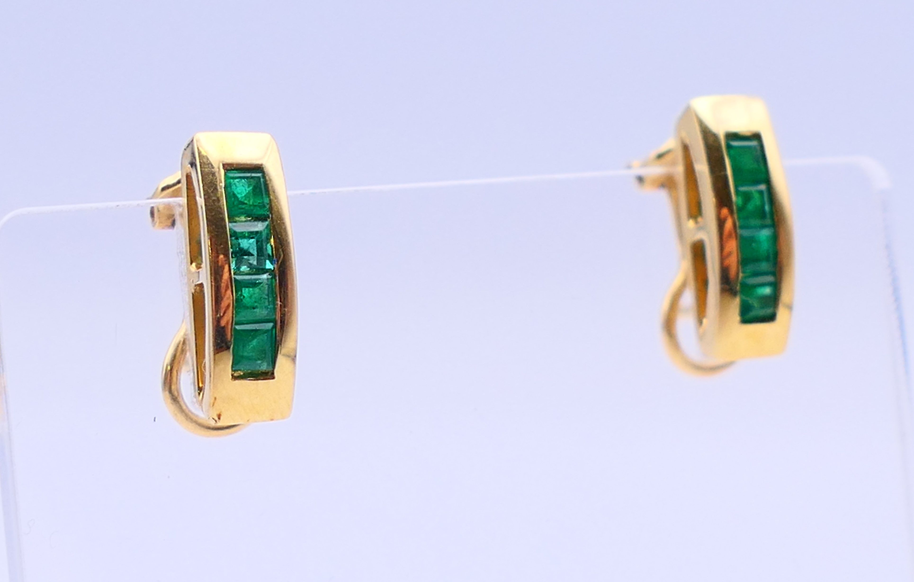 A pair of 18 ct gold emerald earrings. 1.5 cm high. - Image 2 of 6