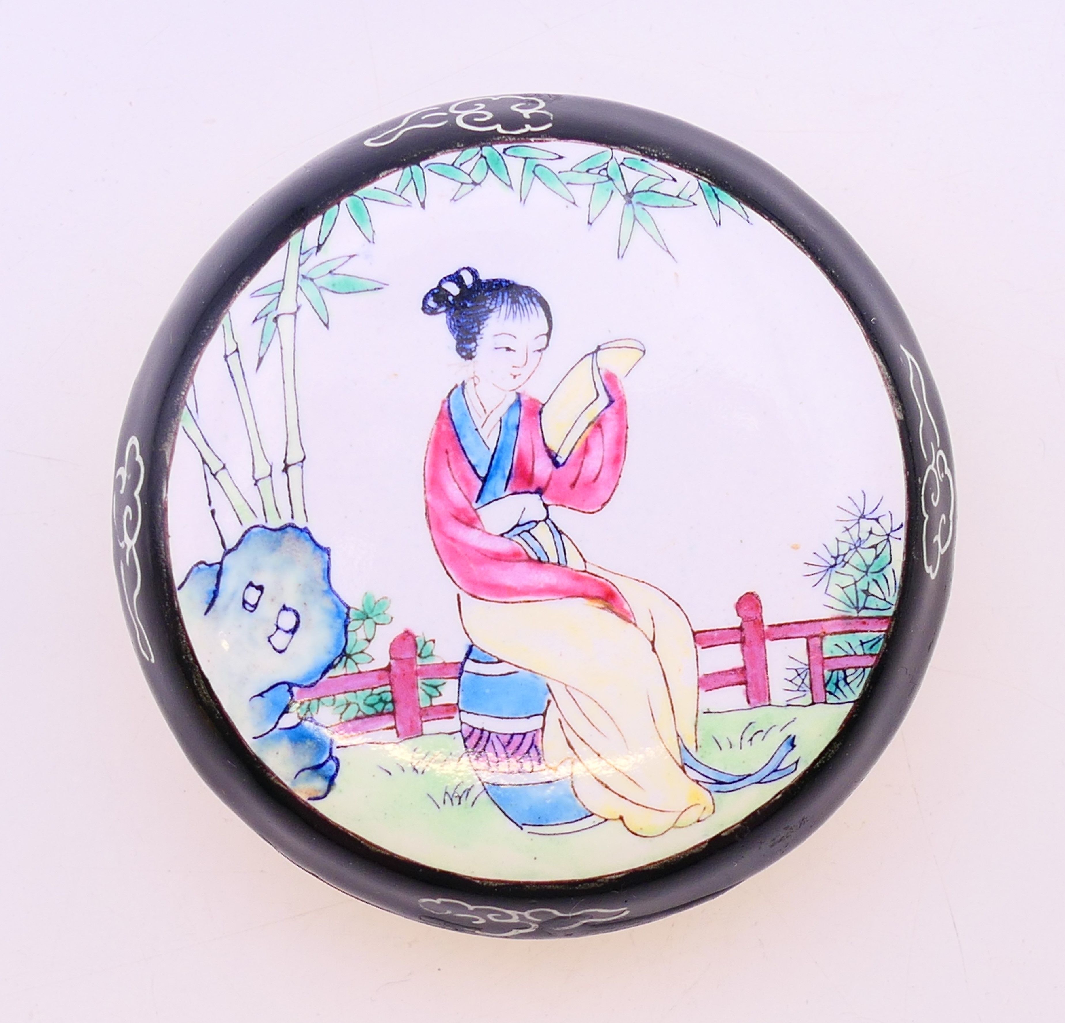 A round enamel trinket box. 6 cm diameter. - Image 2 of 5