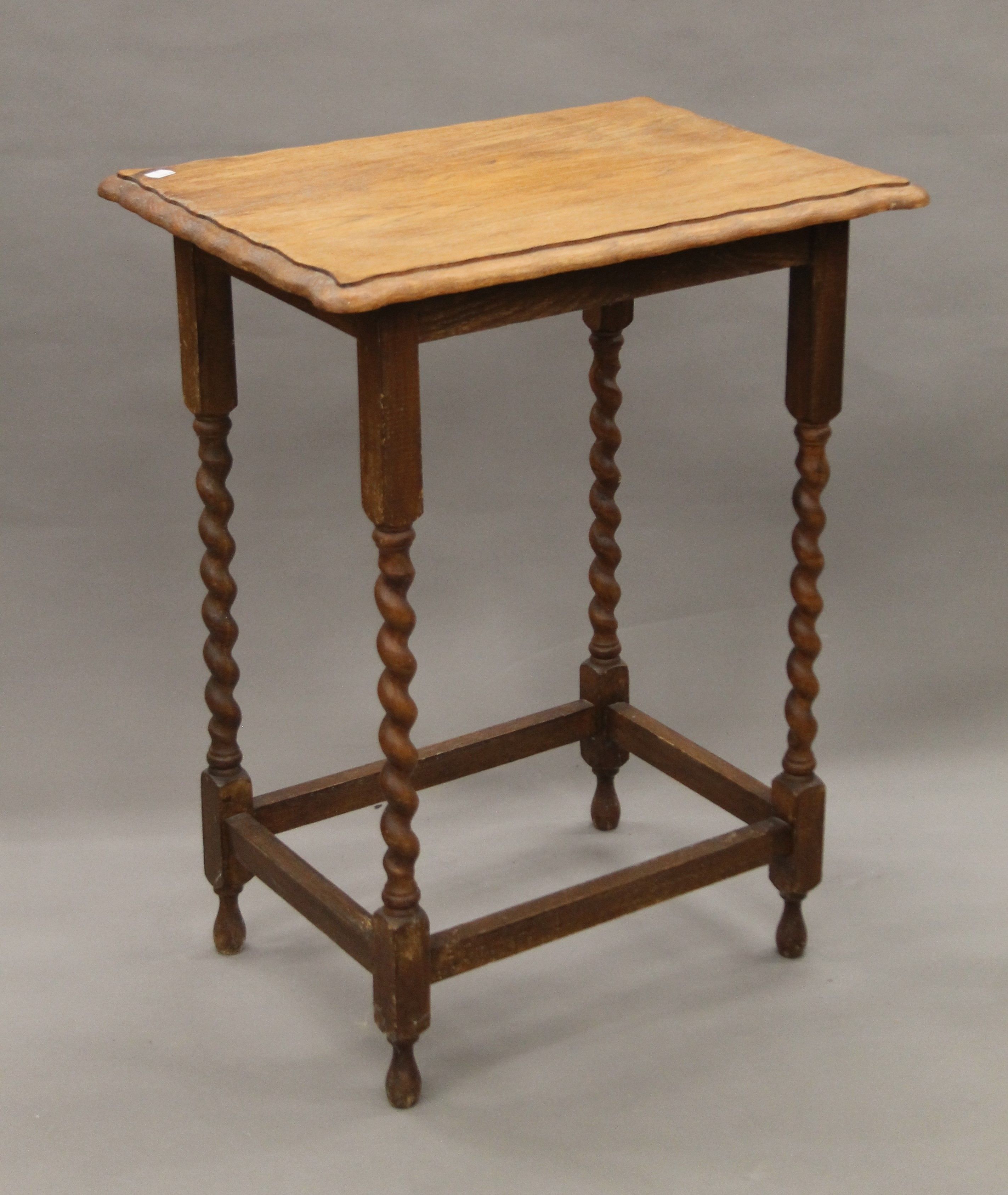 Two early 20th century oak barley twist side tables. Each approximately 59 cm long. - Bild 2 aus 7