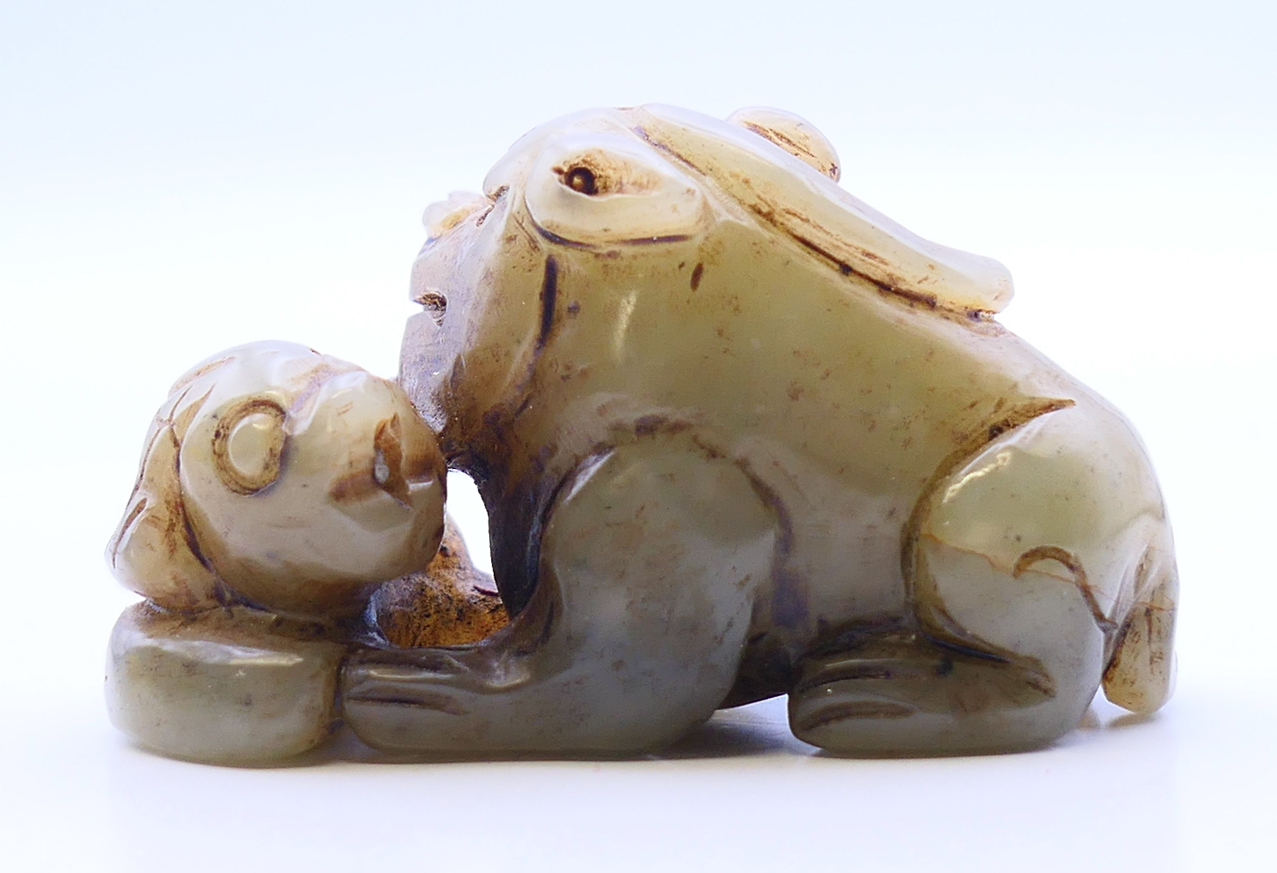 A jade dog-of-fo with a fish. 6 cm wide, 3.5 cm high. - Image 3 of 5