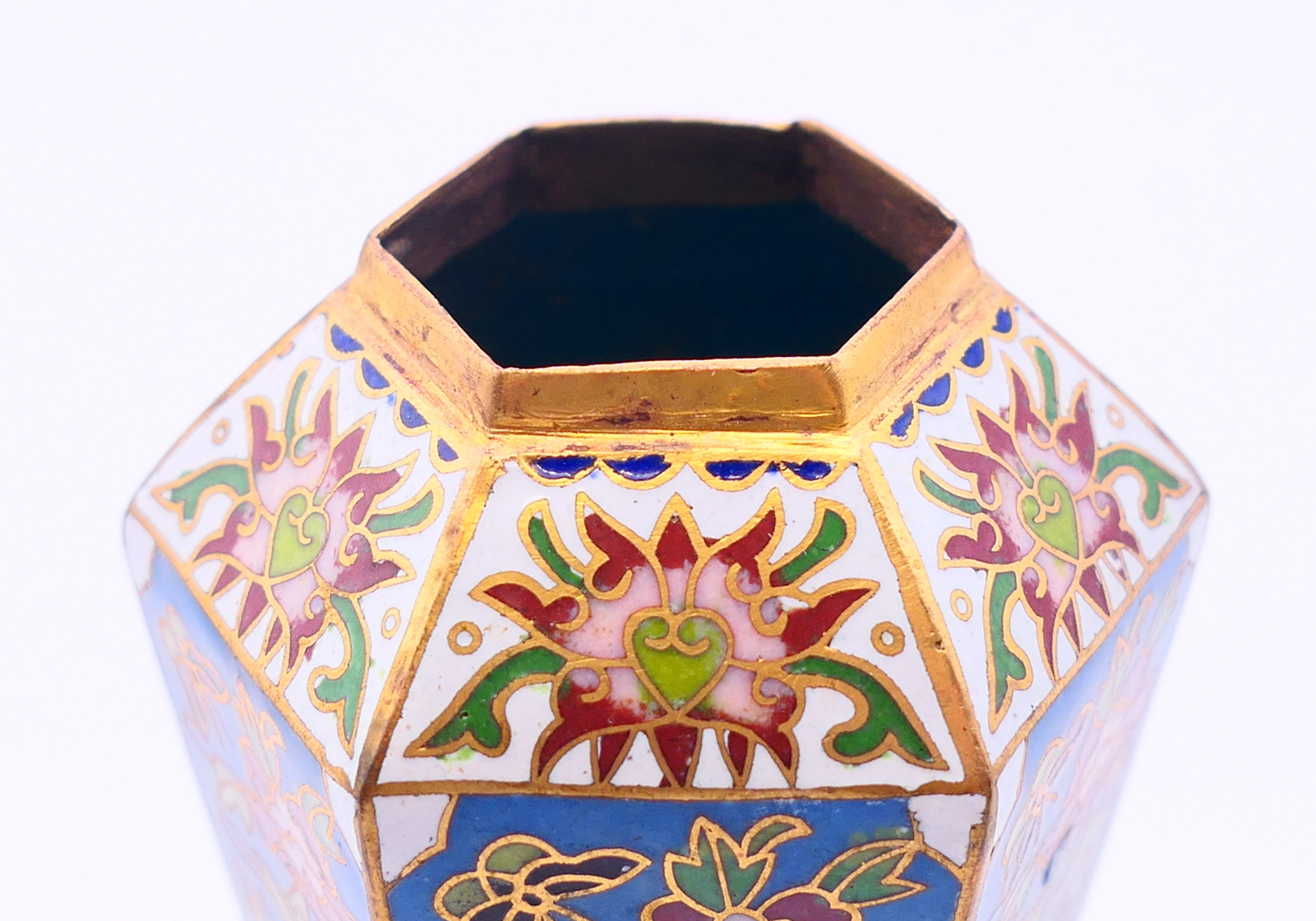 A pair of small hexagonal cloisonne vases. Each 10 cm high. - Bild 5 aus 5