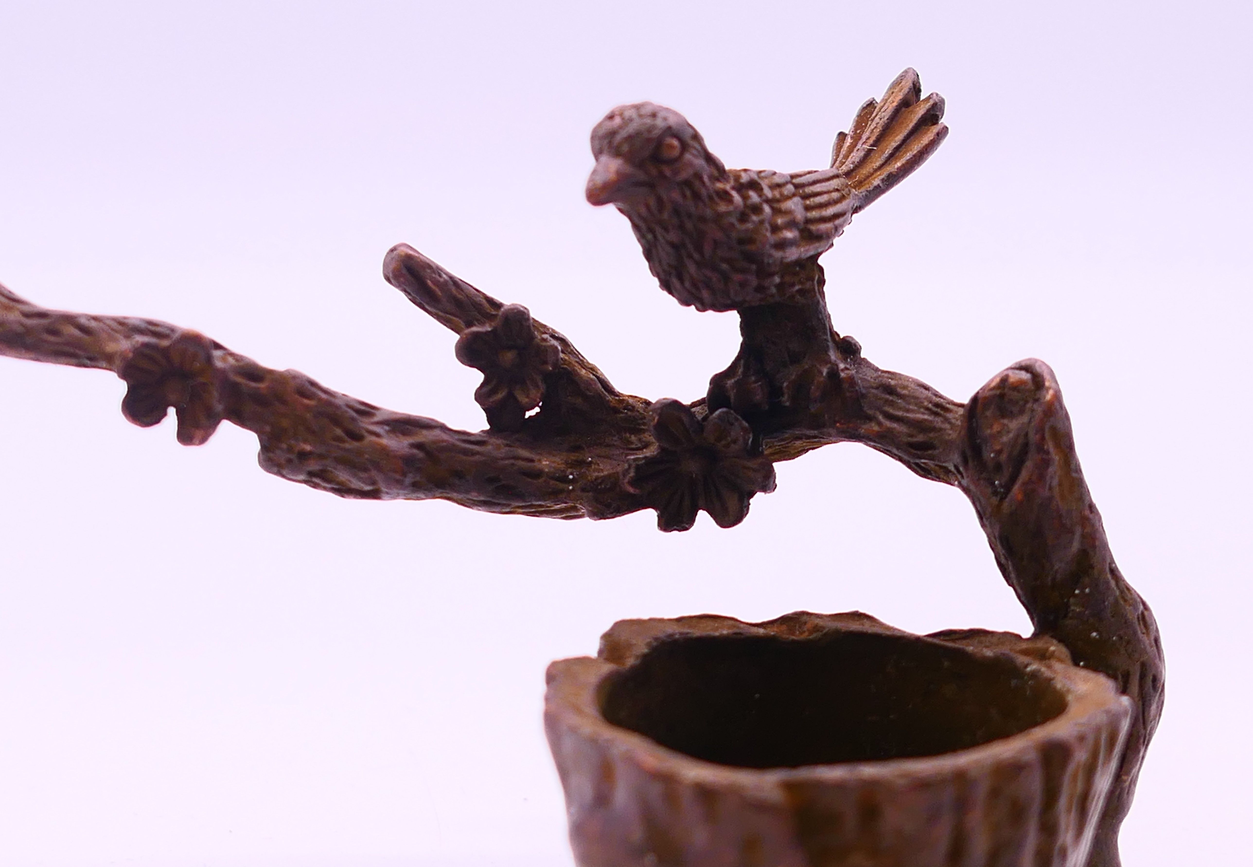A bronze of a bird on a tree branch. 5.5 cm high. - Image 2 of 4