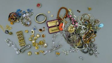 A large quantity of costume jewellery.