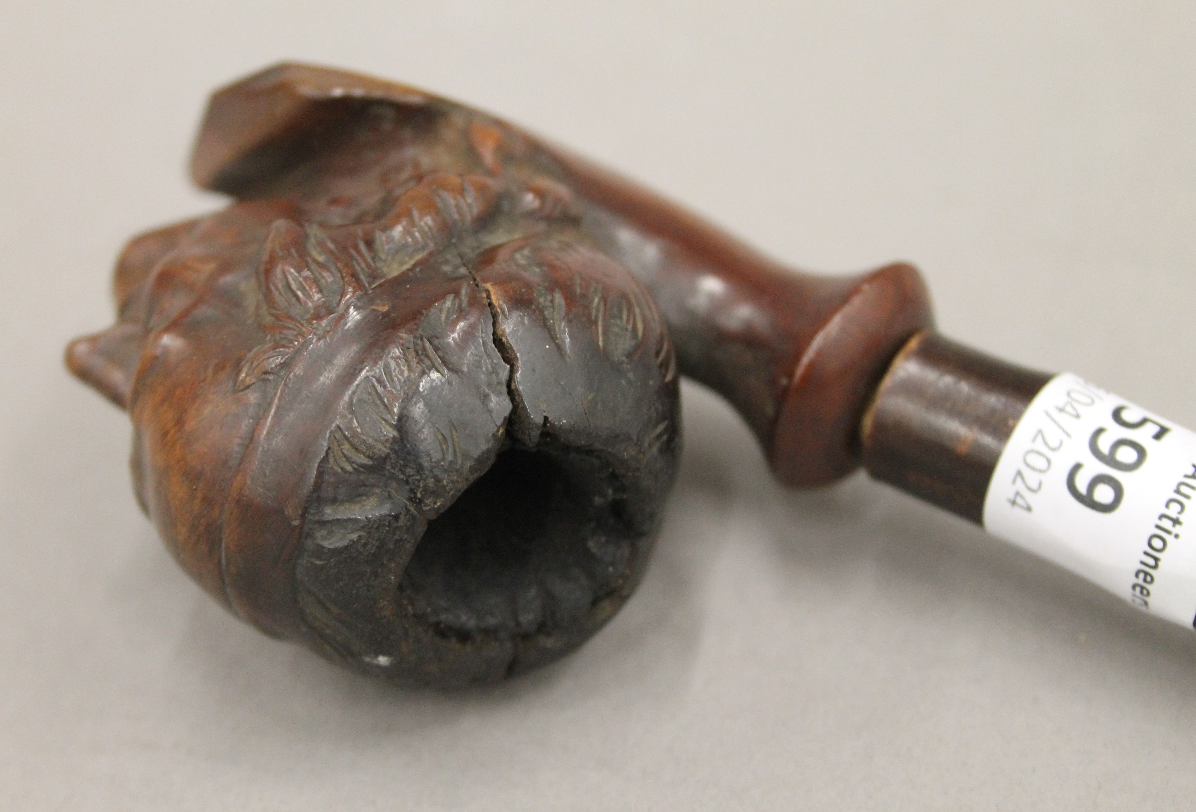 A carved wooden pipe formed as the head of an old man. 25 cm long. - Image 2 of 5