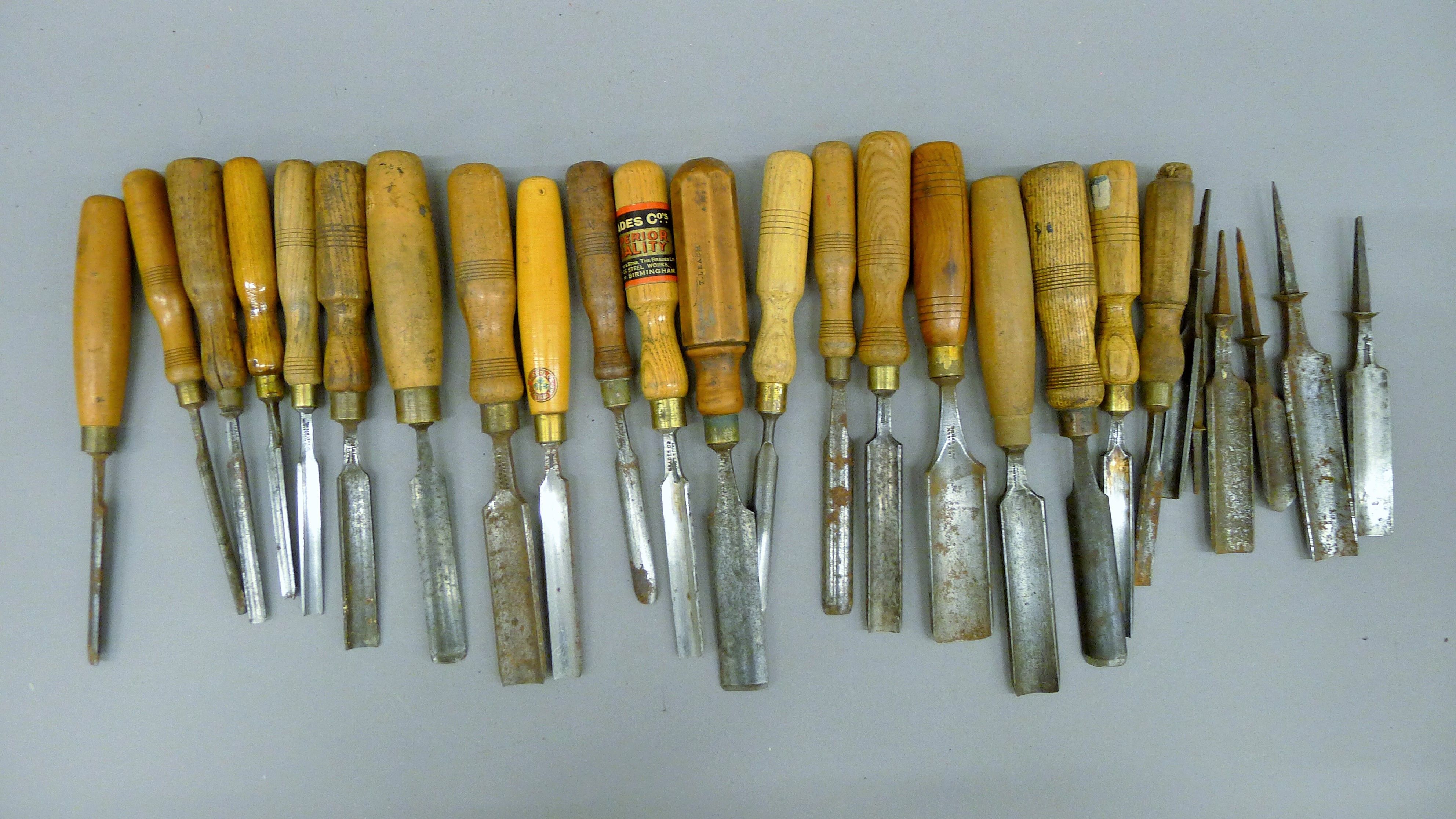 A collection of eighty-two chisels, - Image 2 of 8