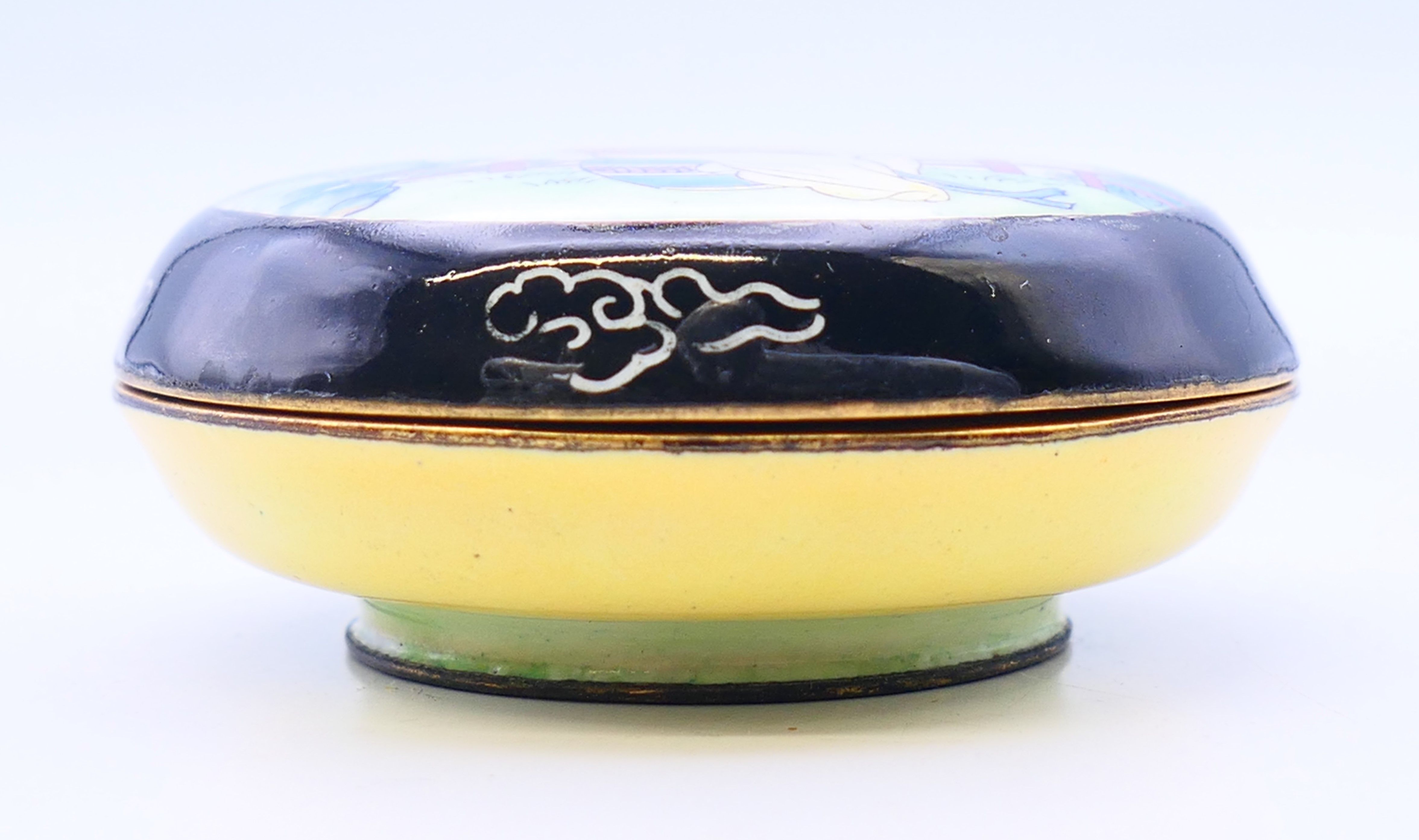 A round enamel trinket box. 6 cm diameter. - Image 3 of 5