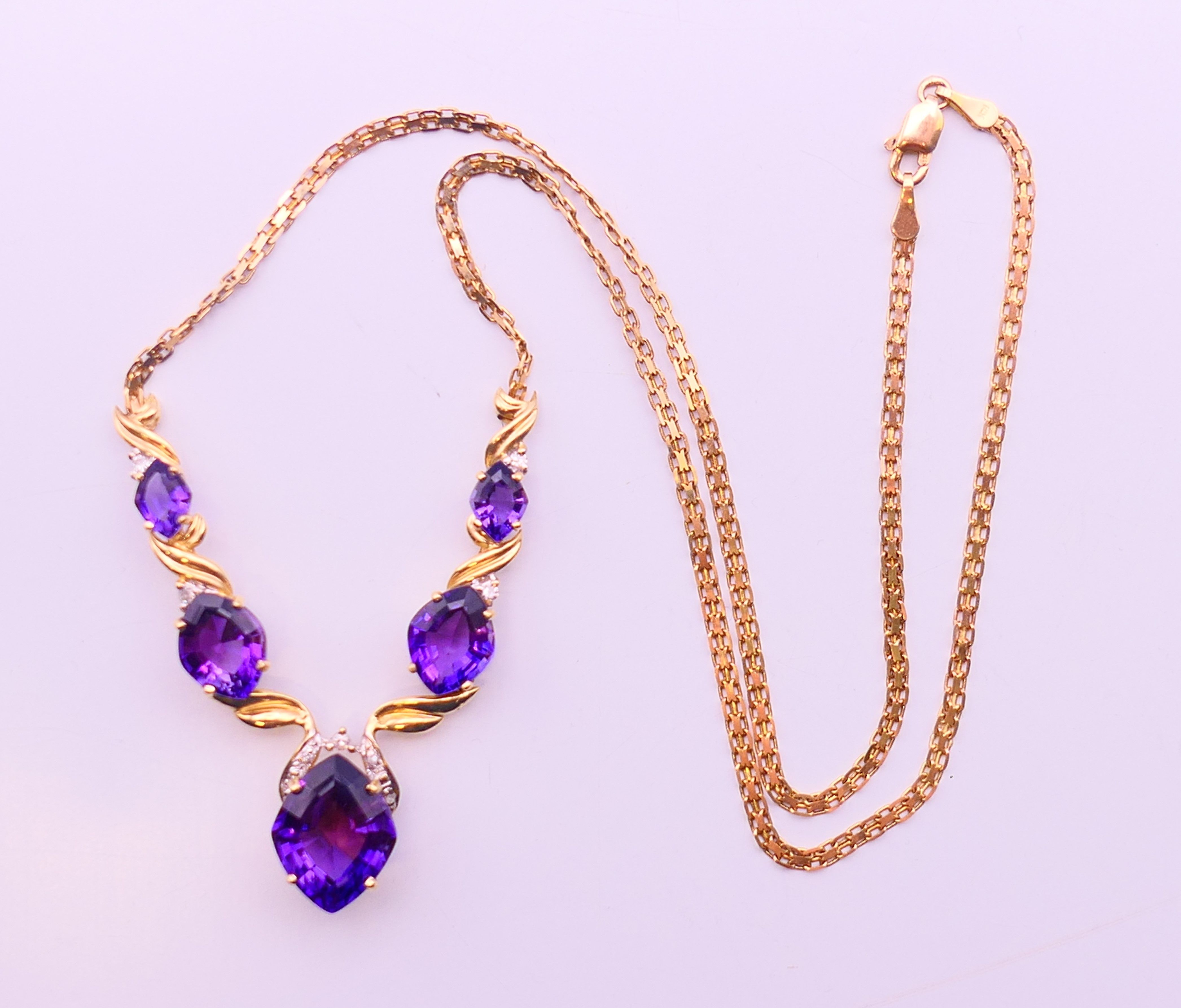 A 14 K gold and amethyst necklace. 45 cm long. 9.4 grammes total weight. - Image 3 of 5