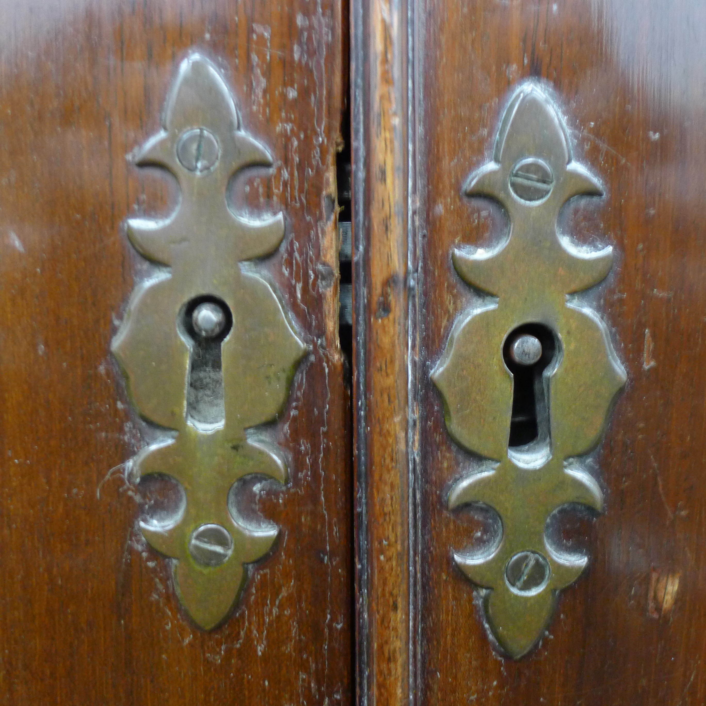 A Victorian mahogany linen press. 131 cm wide x 202 cm high. - Image 3 of 9