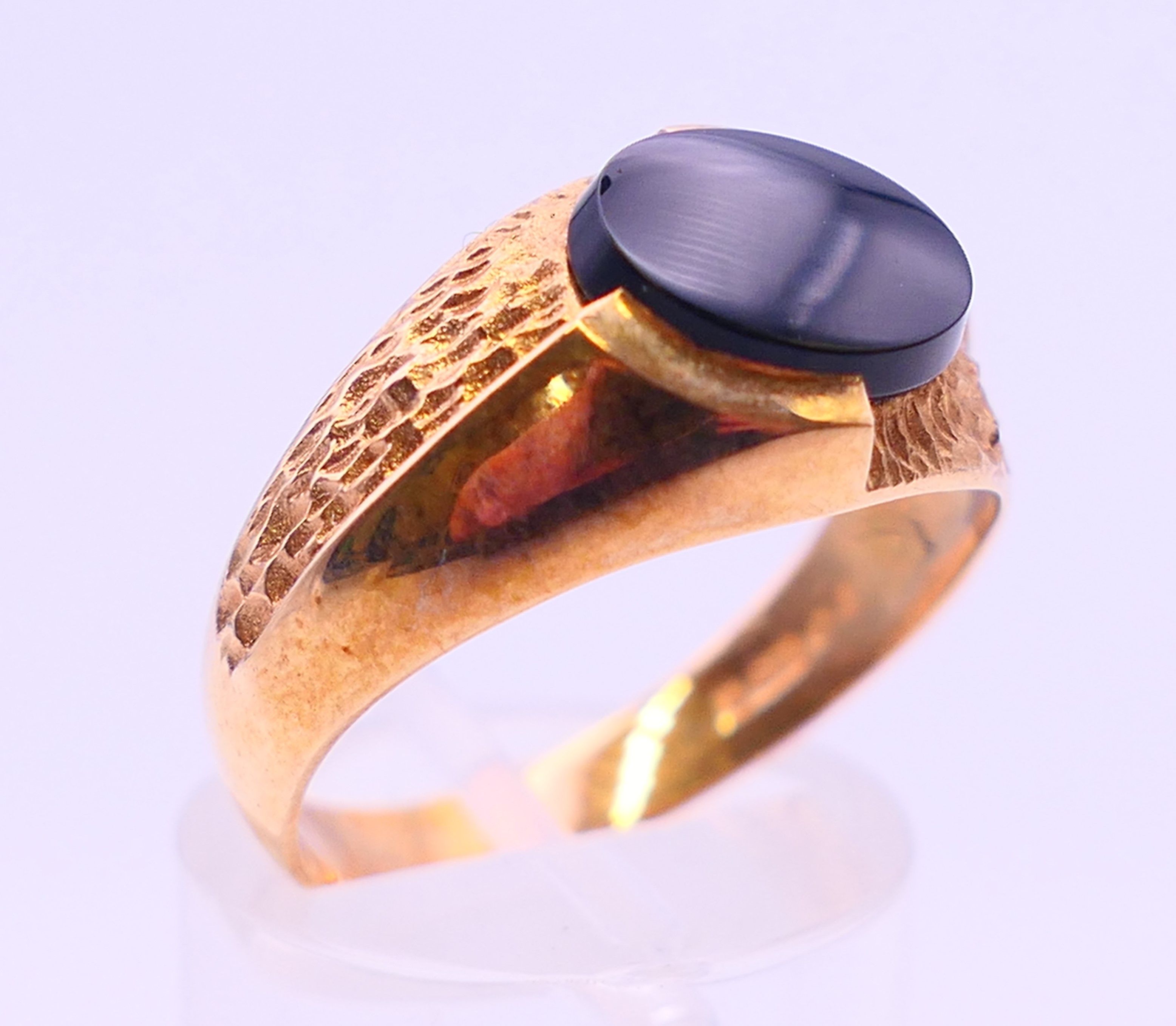 Two 9 ct gold signet rings and a 9 ct gold wedding band. 11.1 grammes total weight. - Image 4 of 13