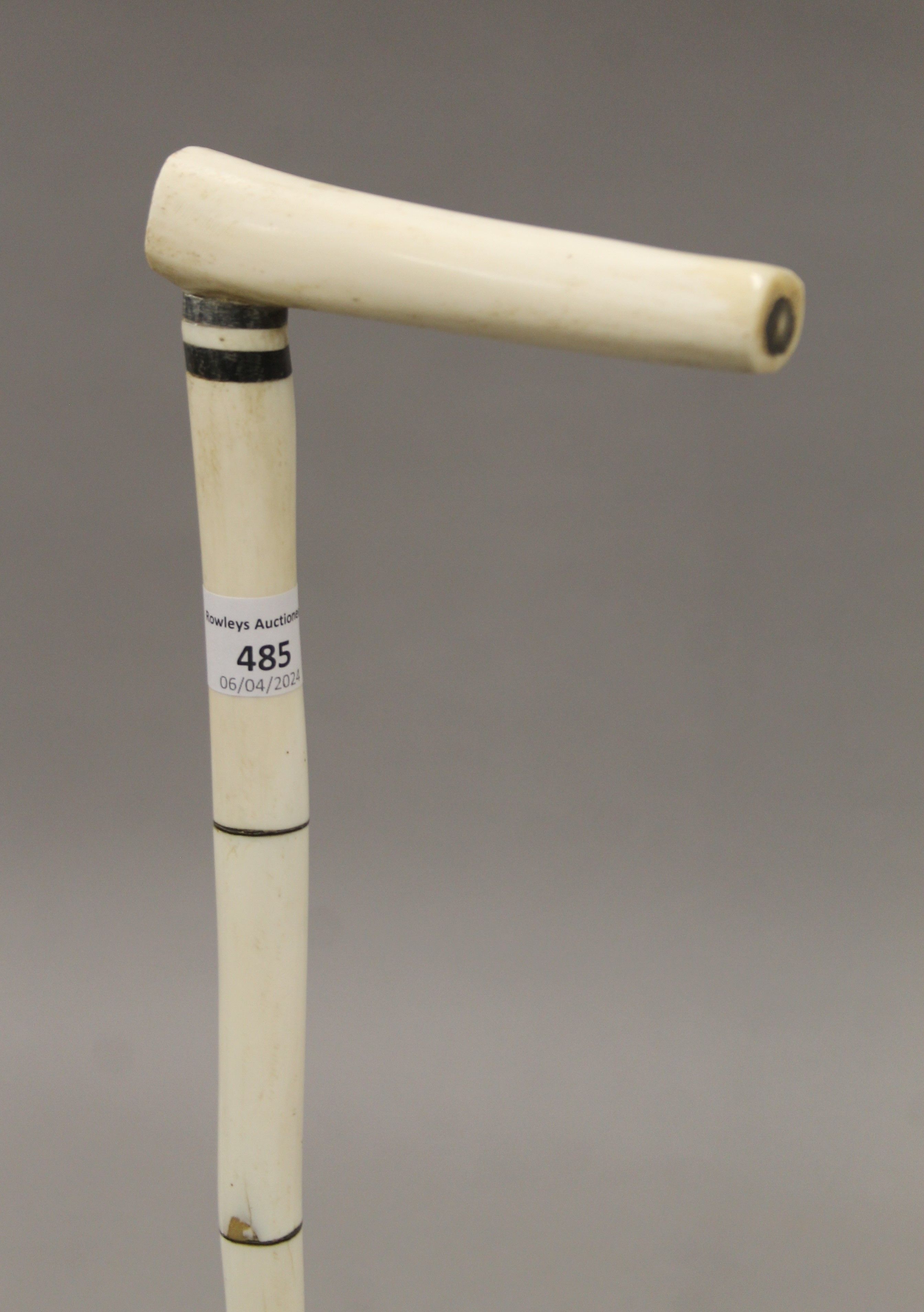An antique Indian horn and bone walking stick. 93 cm long. - Image 3 of 6