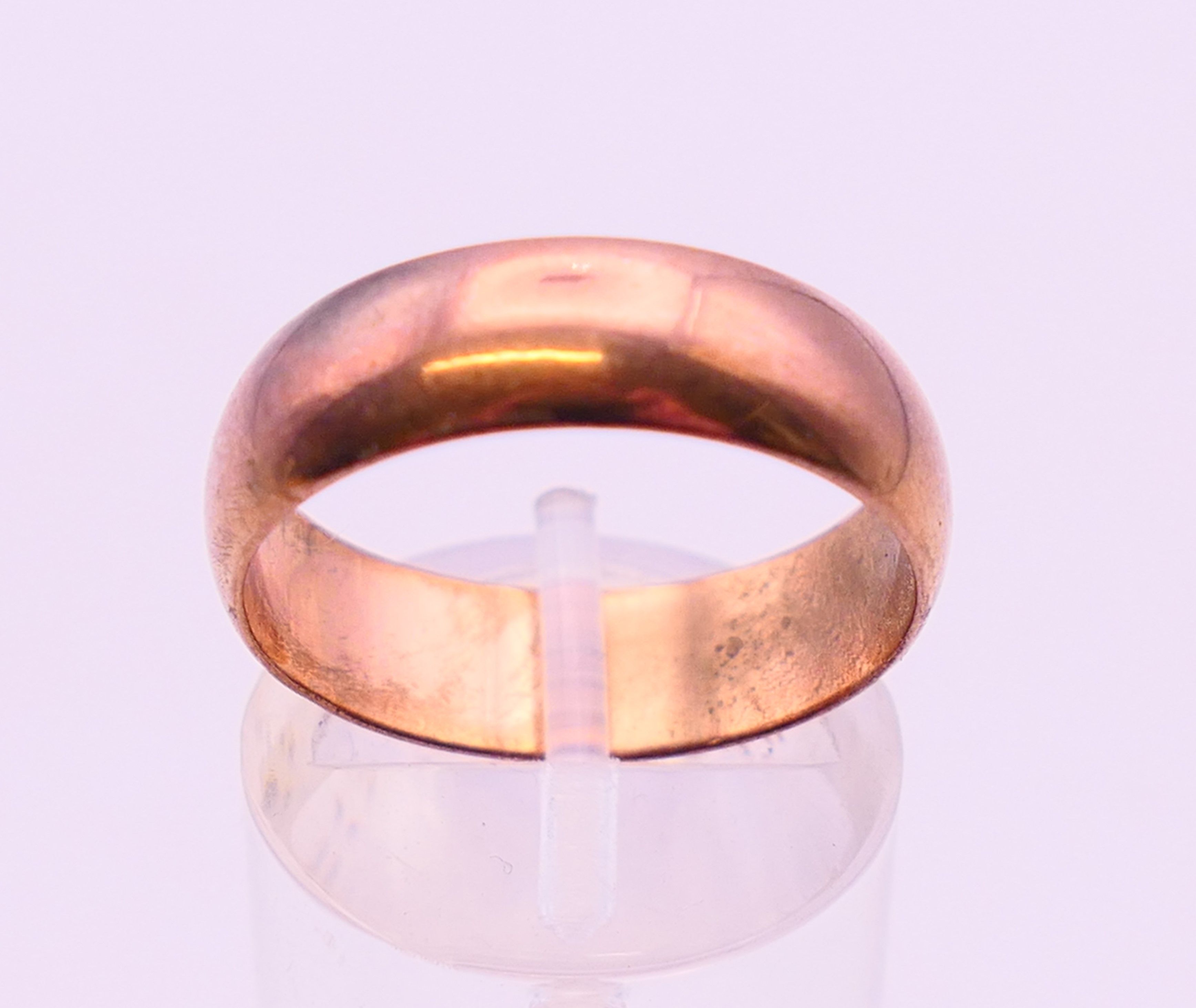 A 22 ct gold wedding band 3.8 grammes, a 9 ct gold wedding band and a 9 ct gold signet ring 8. - Image 15 of 19