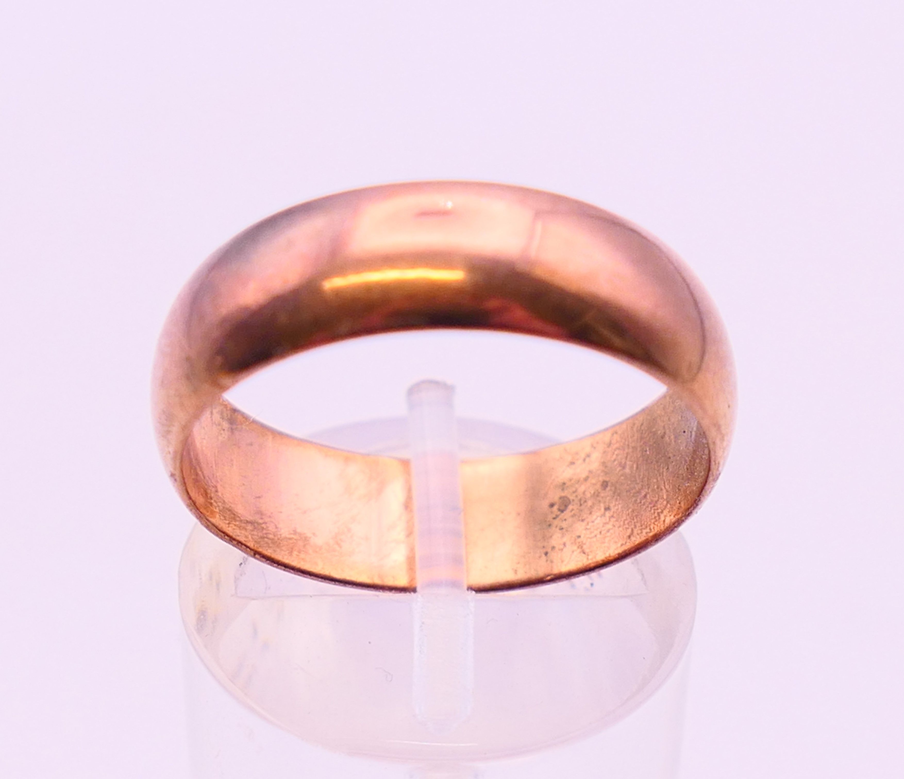 A 22 ct gold wedding band 3.8 grammes, a 9 ct gold wedding band and a 9 ct gold signet ring 8. - Image 14 of 19