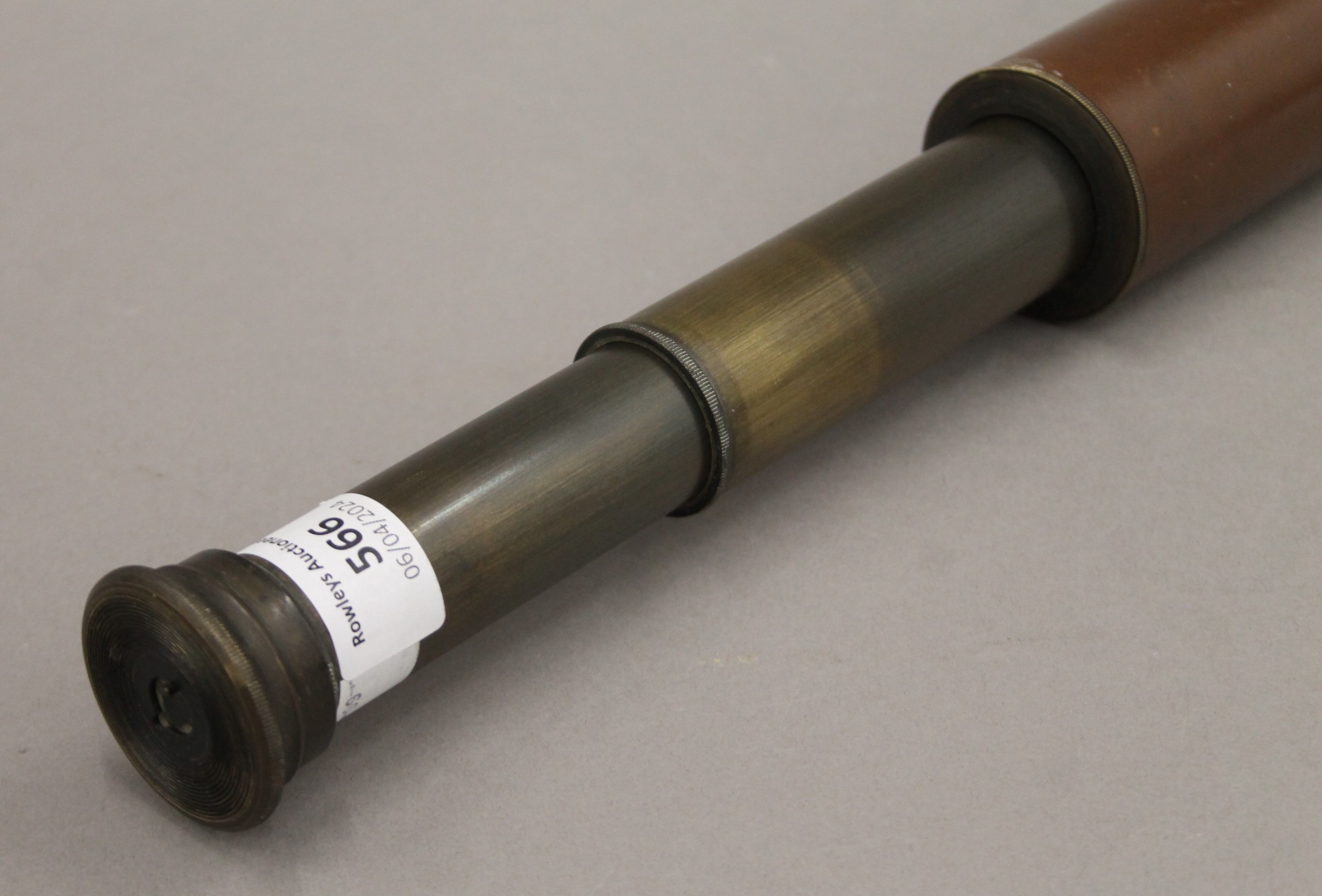 A leather-bound brass three-draw telescope, stamped Rangers Enbeeco, London. 69 cm long extended. - Image 4 of 6