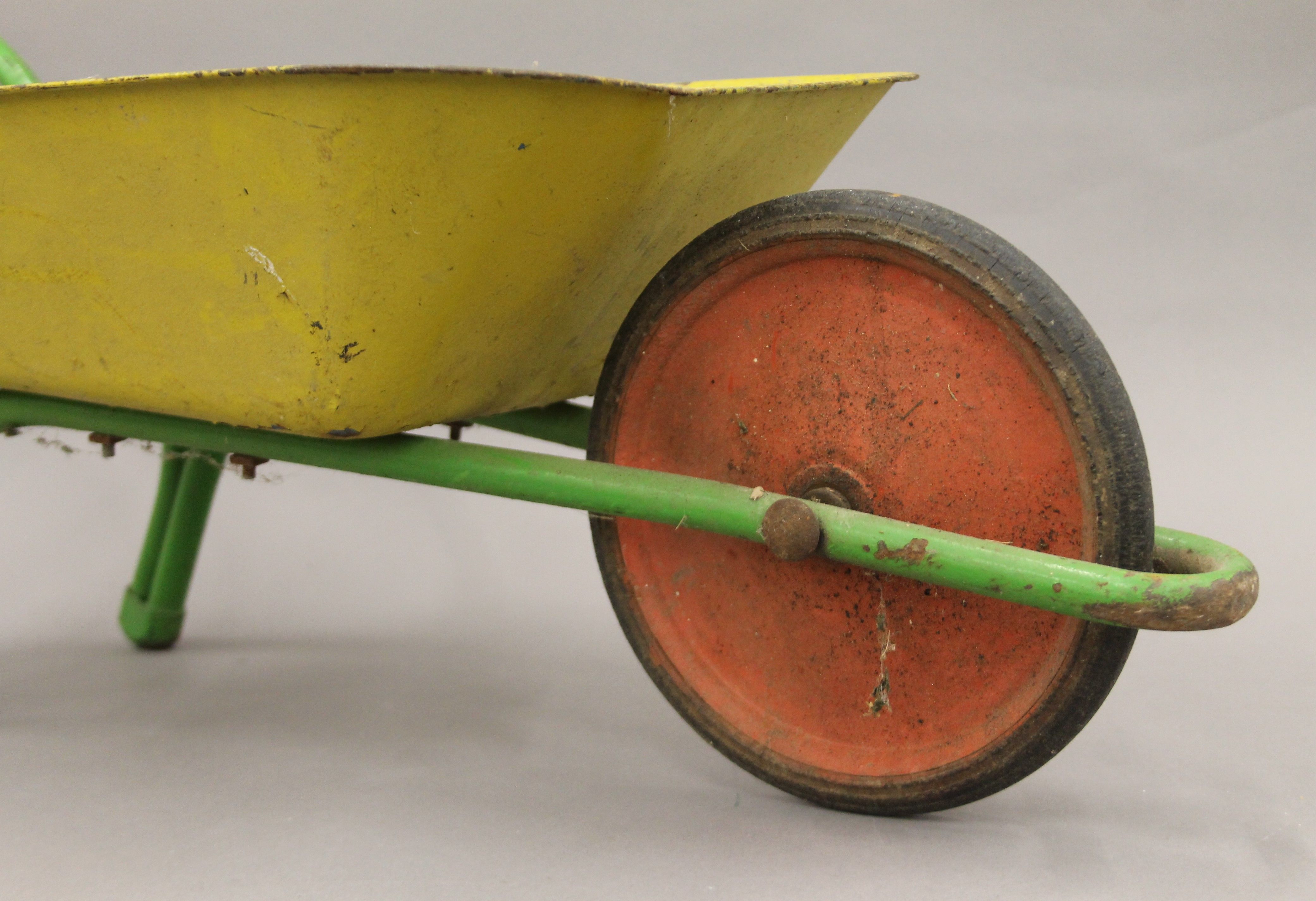 A vintage child's wheelbarrow. 82 cm long. - Image 2 of 4