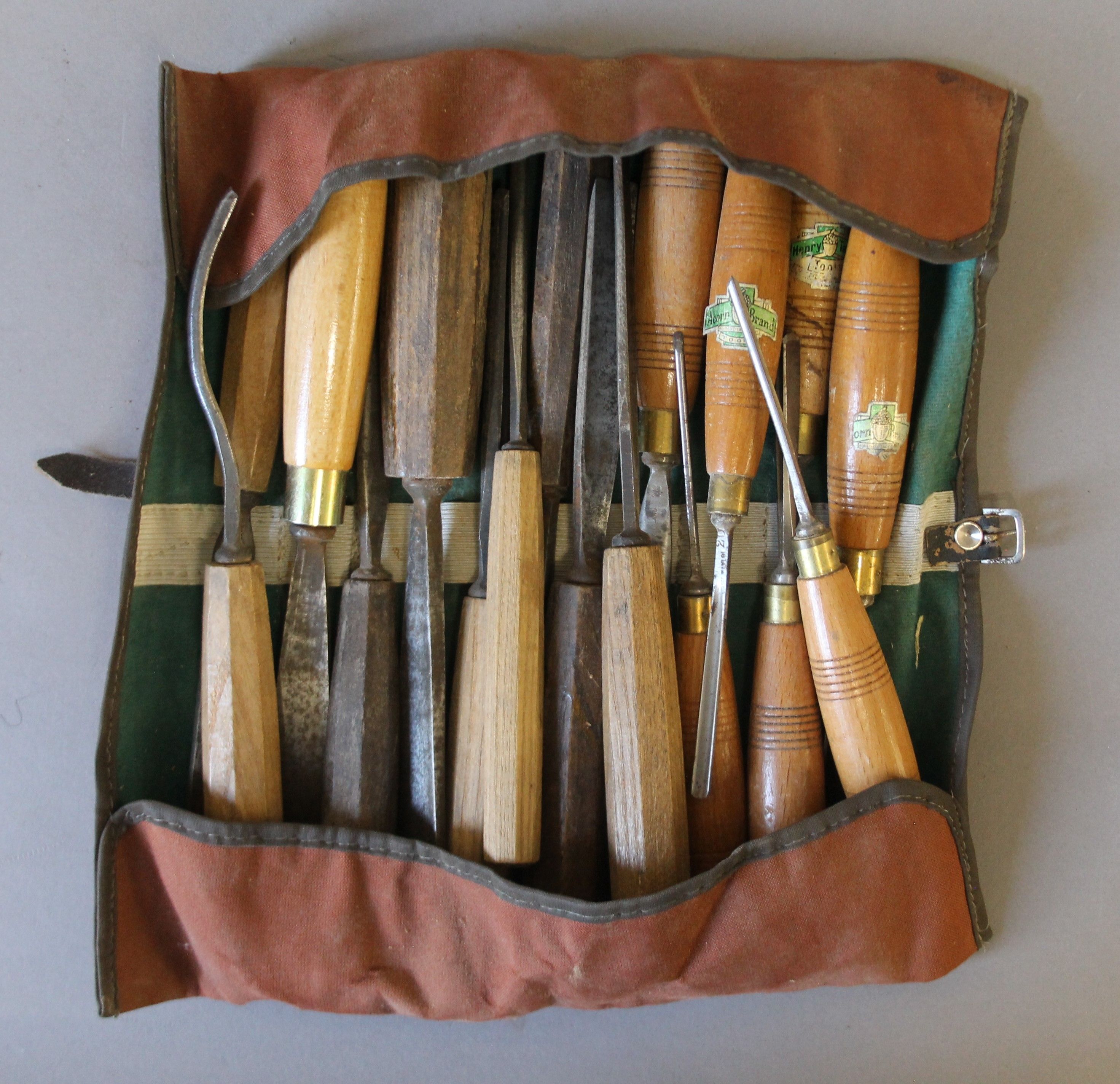 A collection of eighty-two chisels, - Image 5 of 8