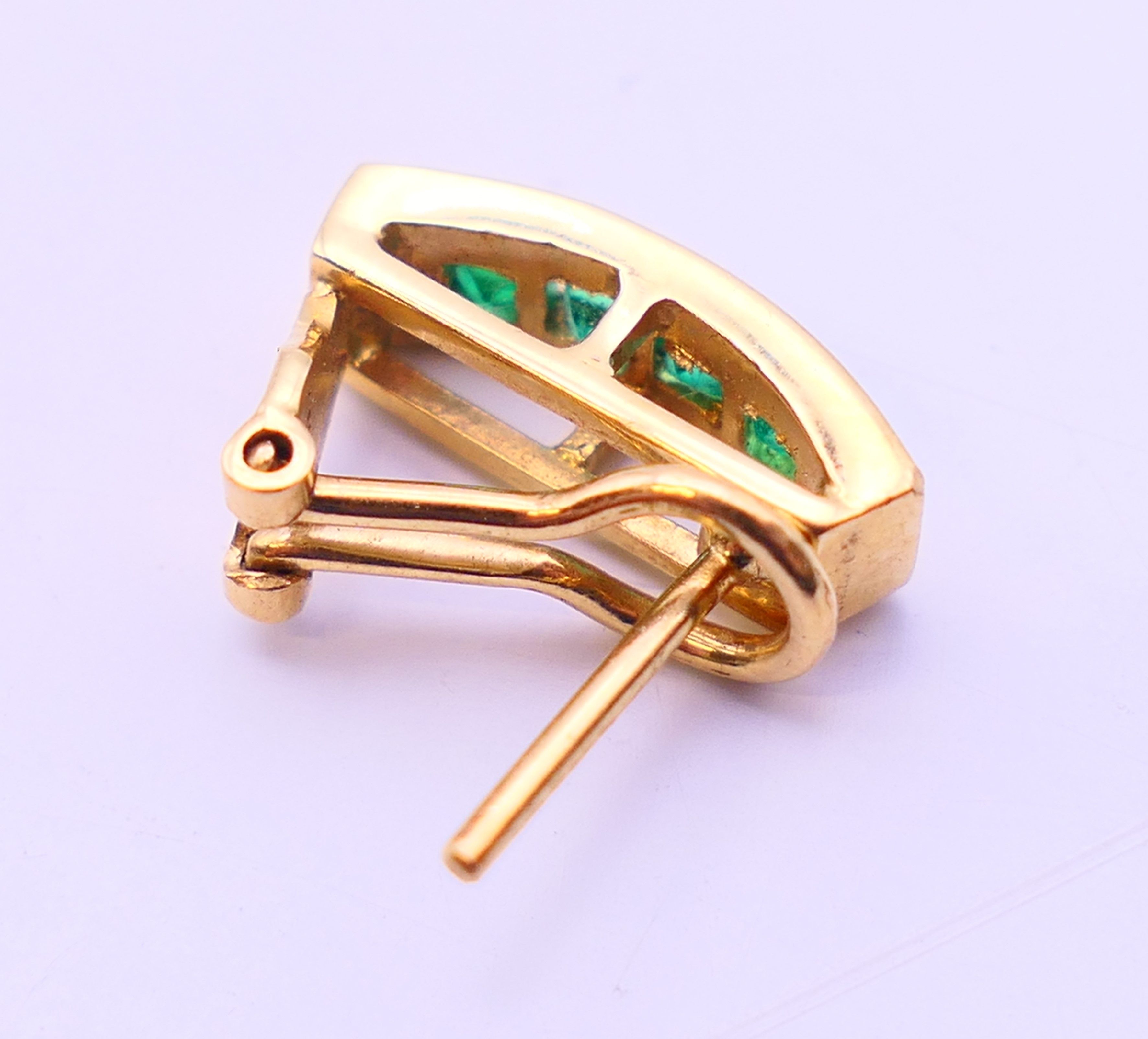 A pair of 18 ct gold emerald earrings. 1.5 cm high. - Image 5 of 6