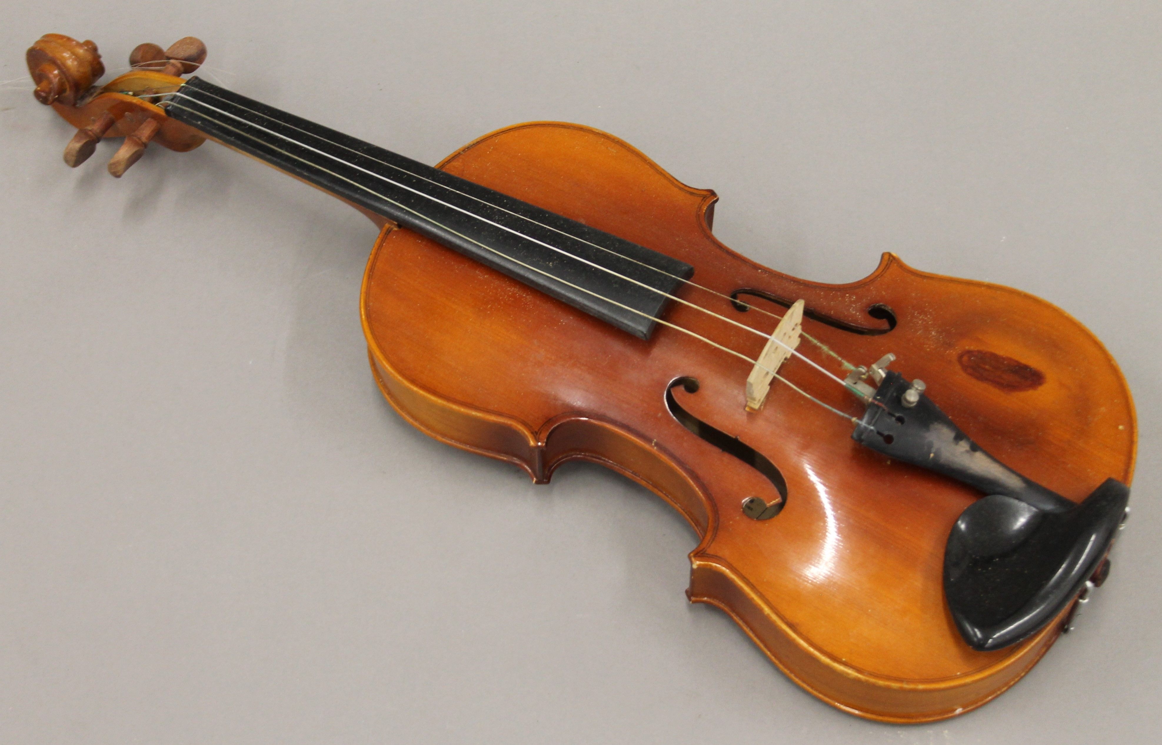 A cased violin and bow. The former 58 cm long. - Image 2 of 10