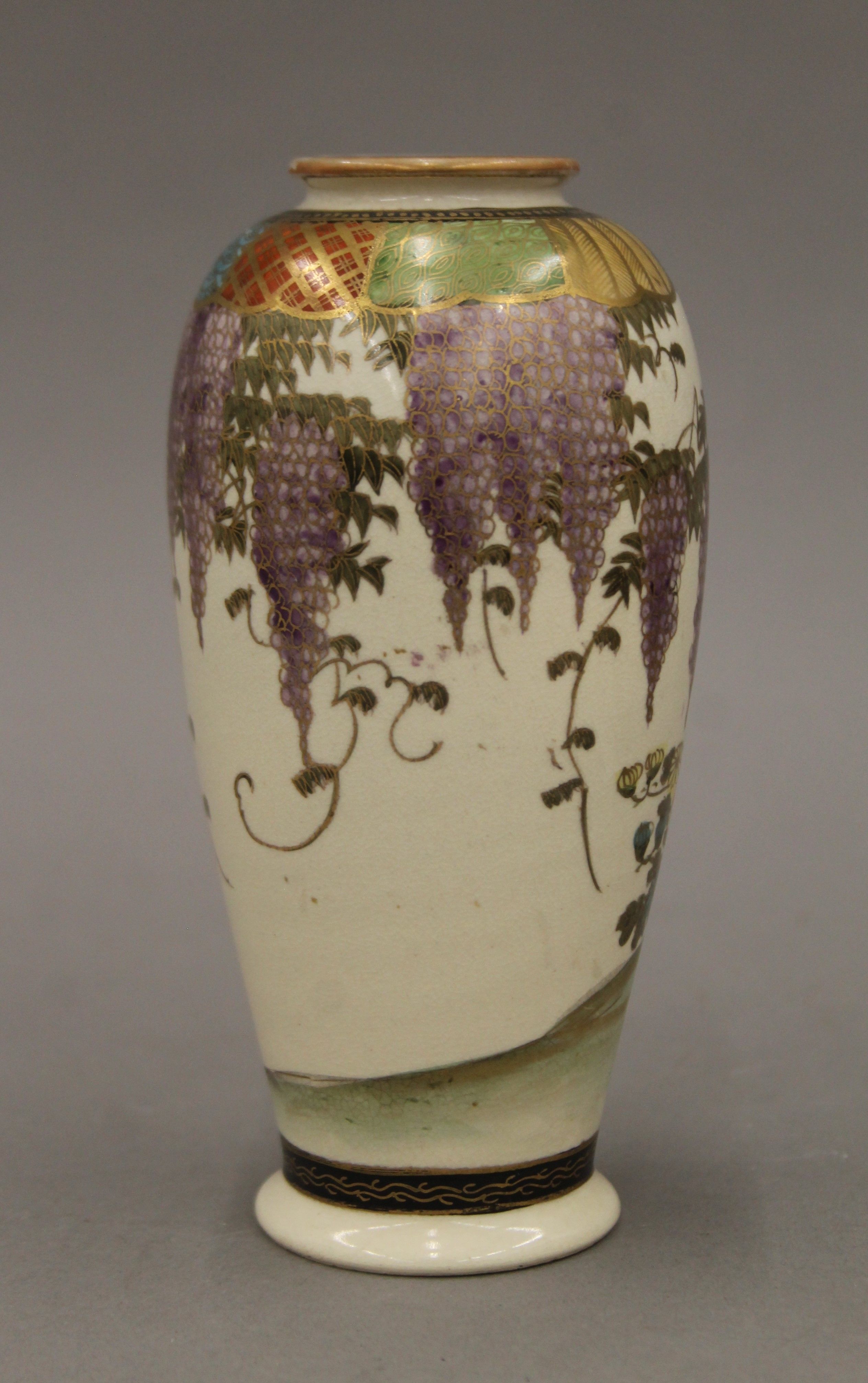 A pair of 19th century Satsuma vases decorated with racemes of wisteria. Signed to base. 15 cm high. - Bild 4 aus 6