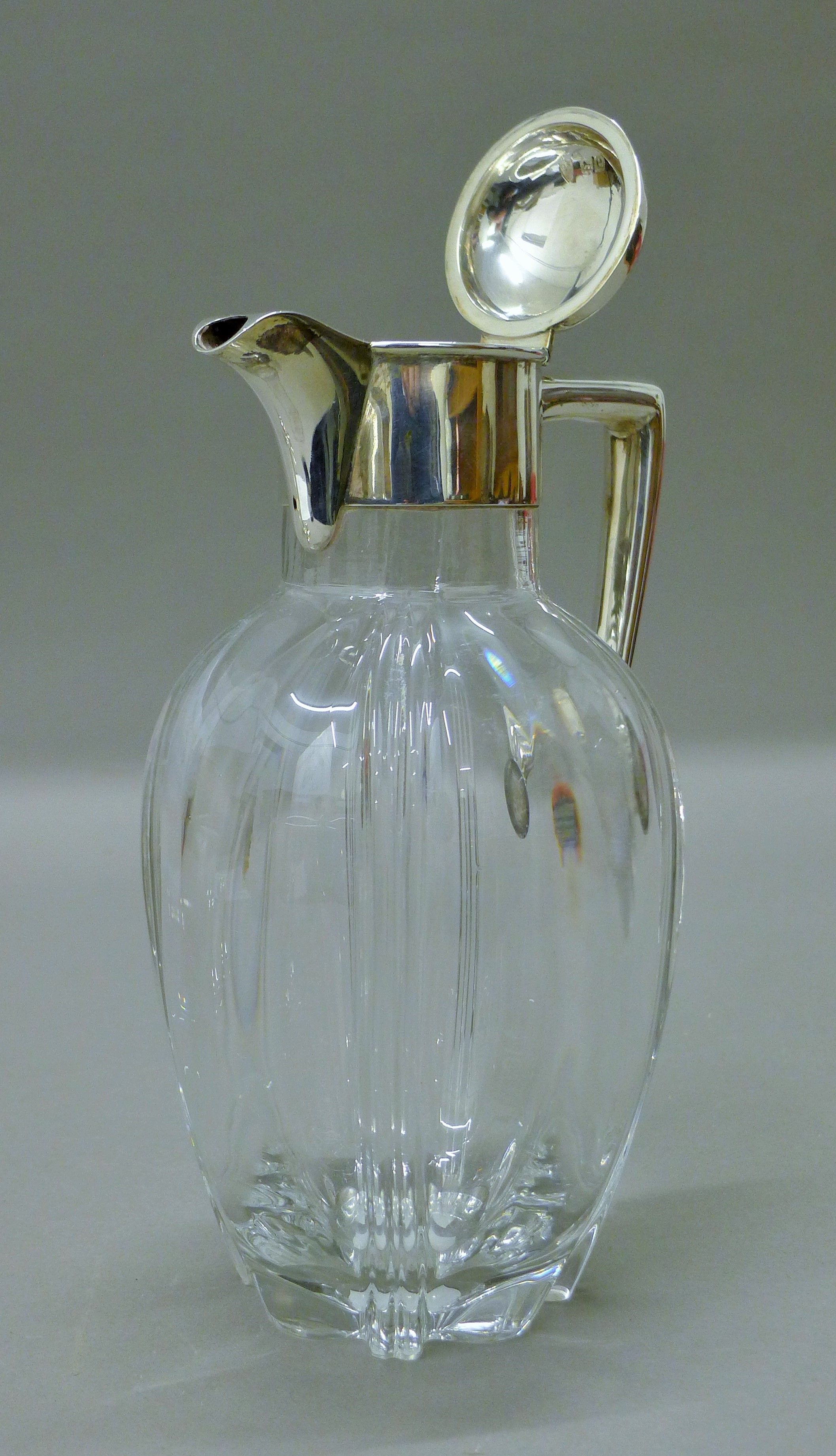 A silver-mounted glass claret jug. 22.5 cm high. - Image 4 of 5