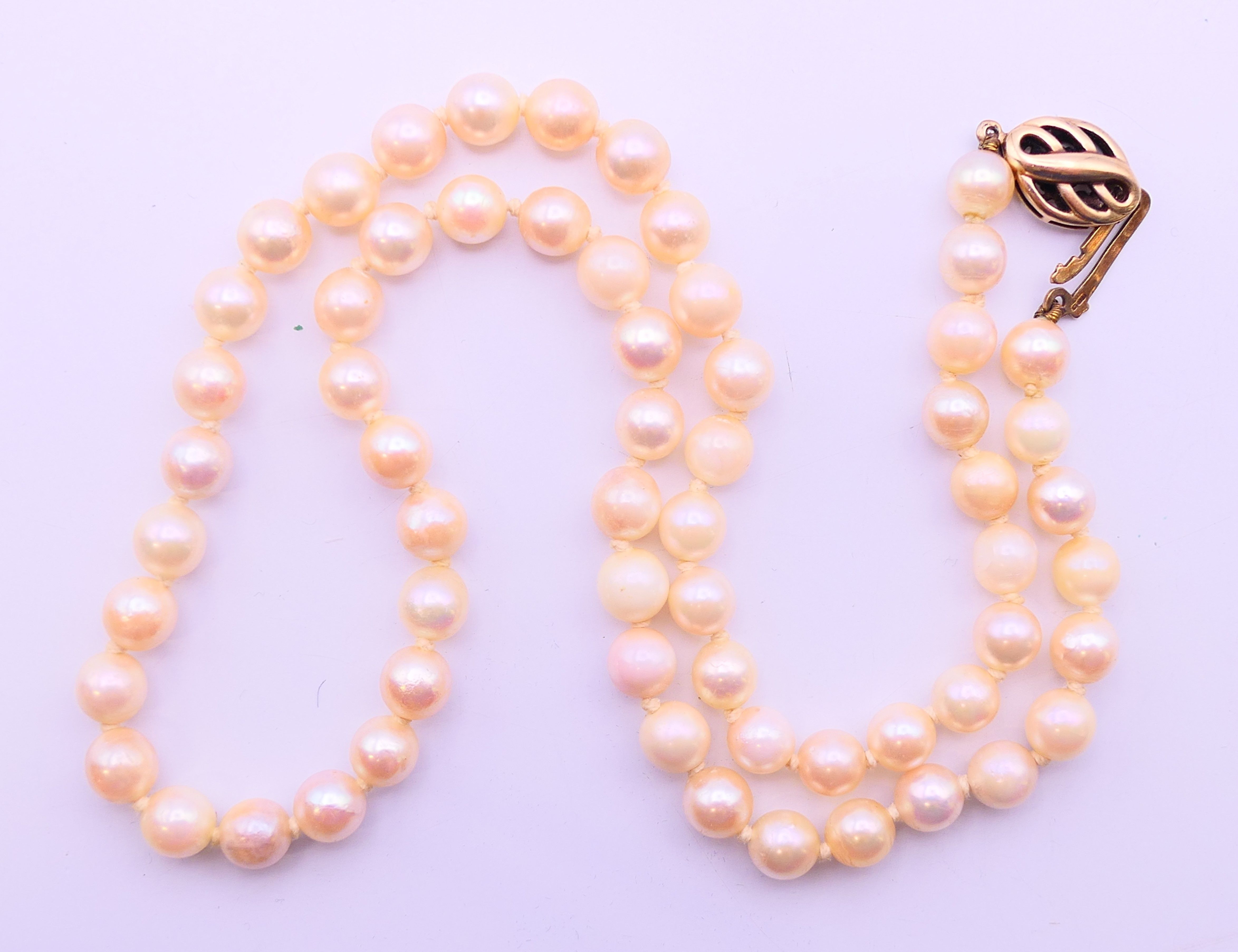 A pearl necklace with a 9 ct gold clasp. 44 cm long.