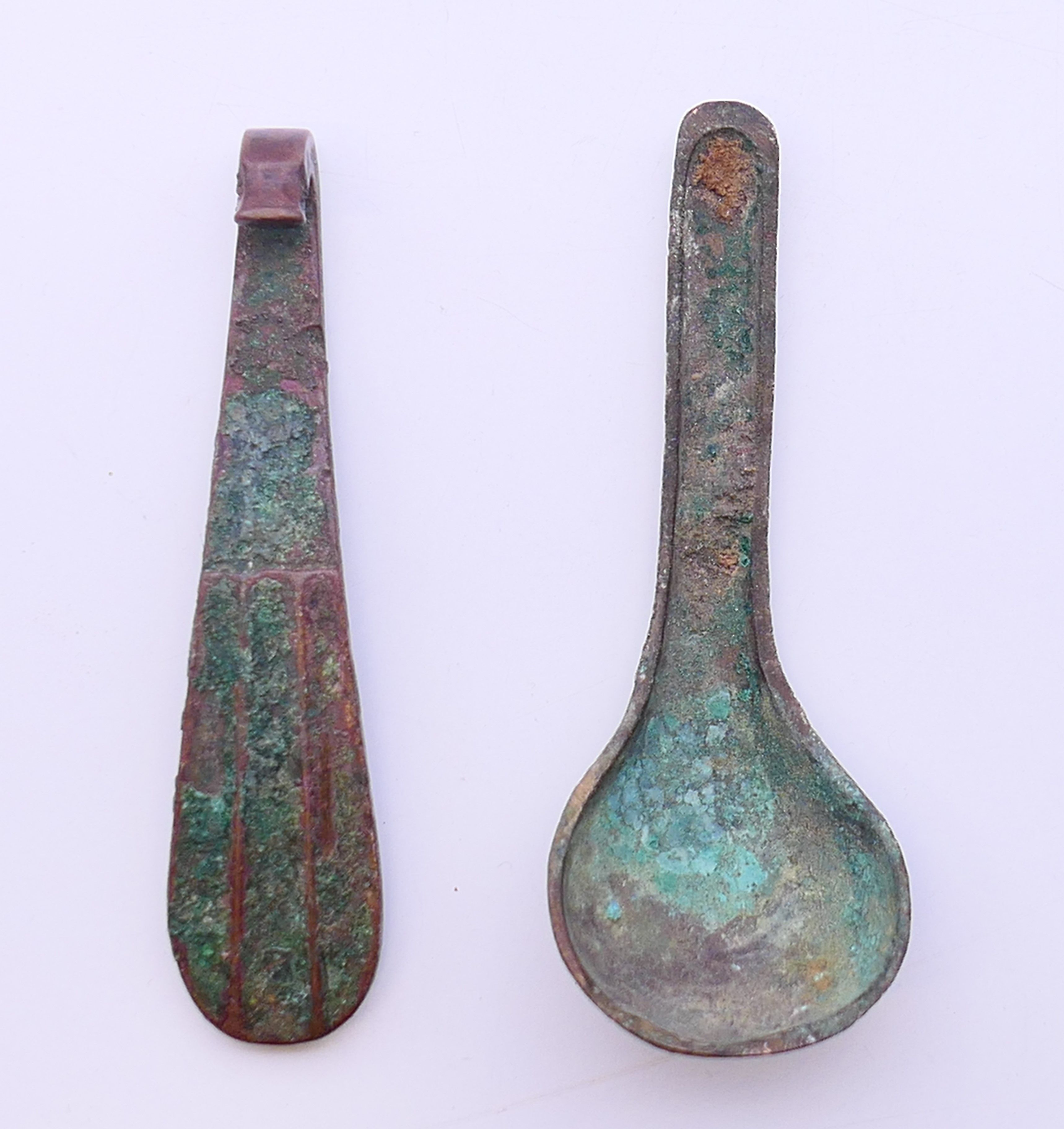 Five various bronze objects. Spoon 9 cm high. - Image 4 of 8