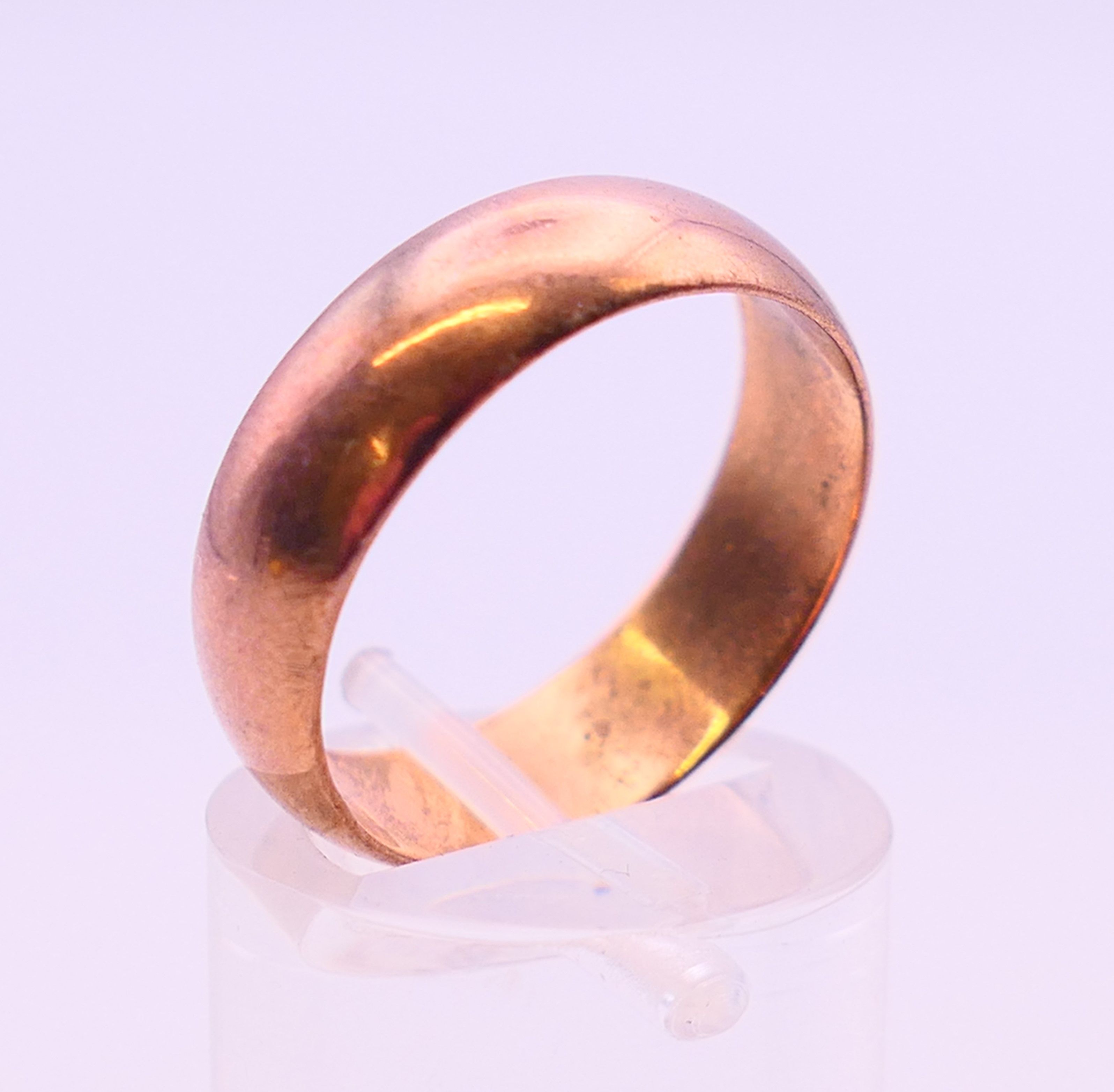 A 22 ct gold wedding band 3.8 grammes, a 9 ct gold wedding band and a 9 ct gold signet ring 8. - Image 16 of 19