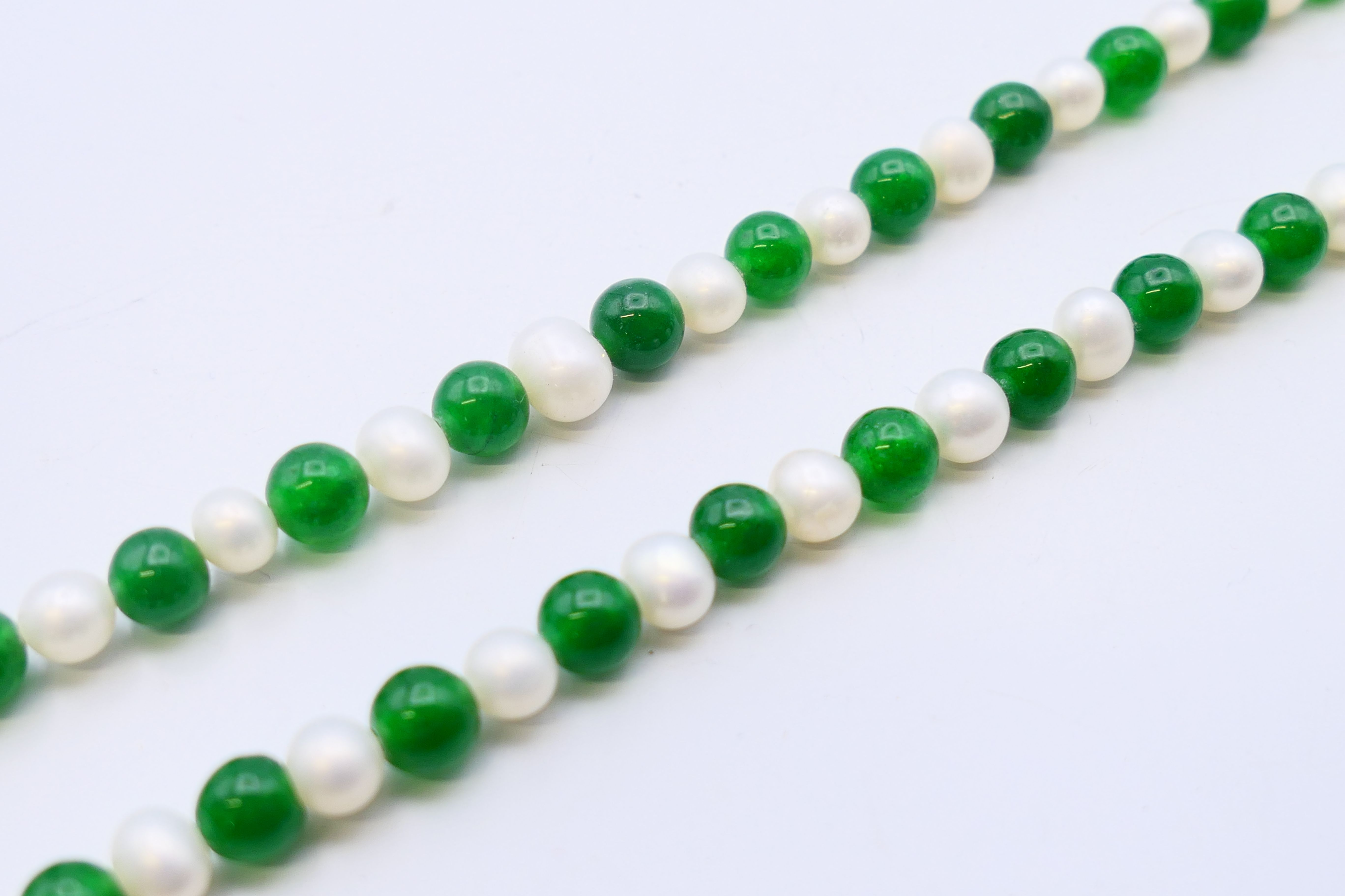 A jade and pearl bead necklace. 120 cm long. - Image 2 of 2