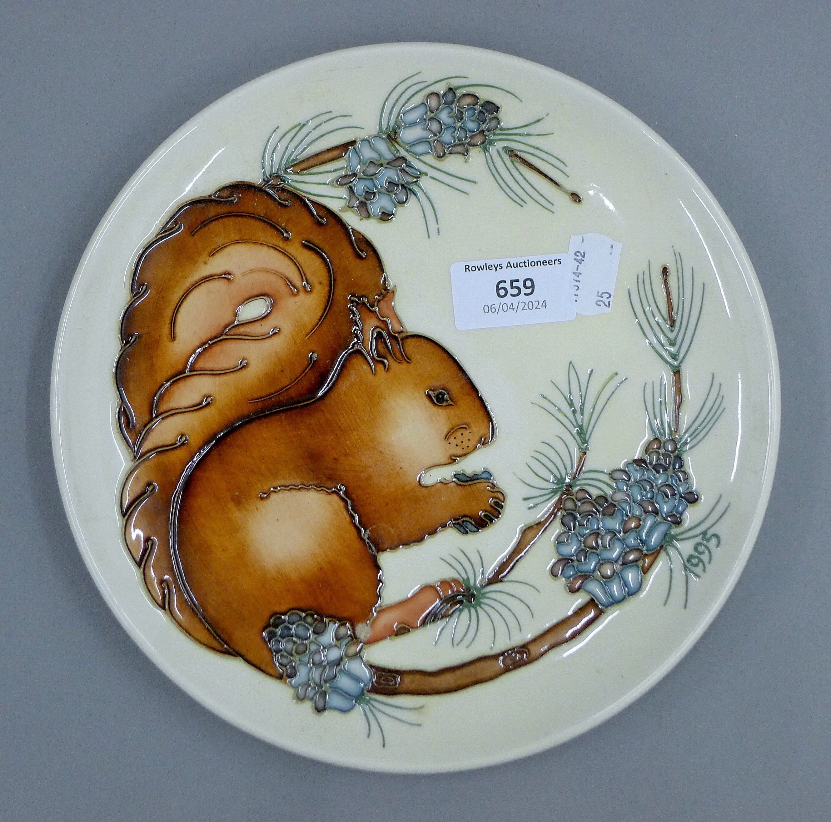 A Moorcroft limited edition red squirrel plate, numbered 360/500, with certificate, boxed. - Image 2 of 5