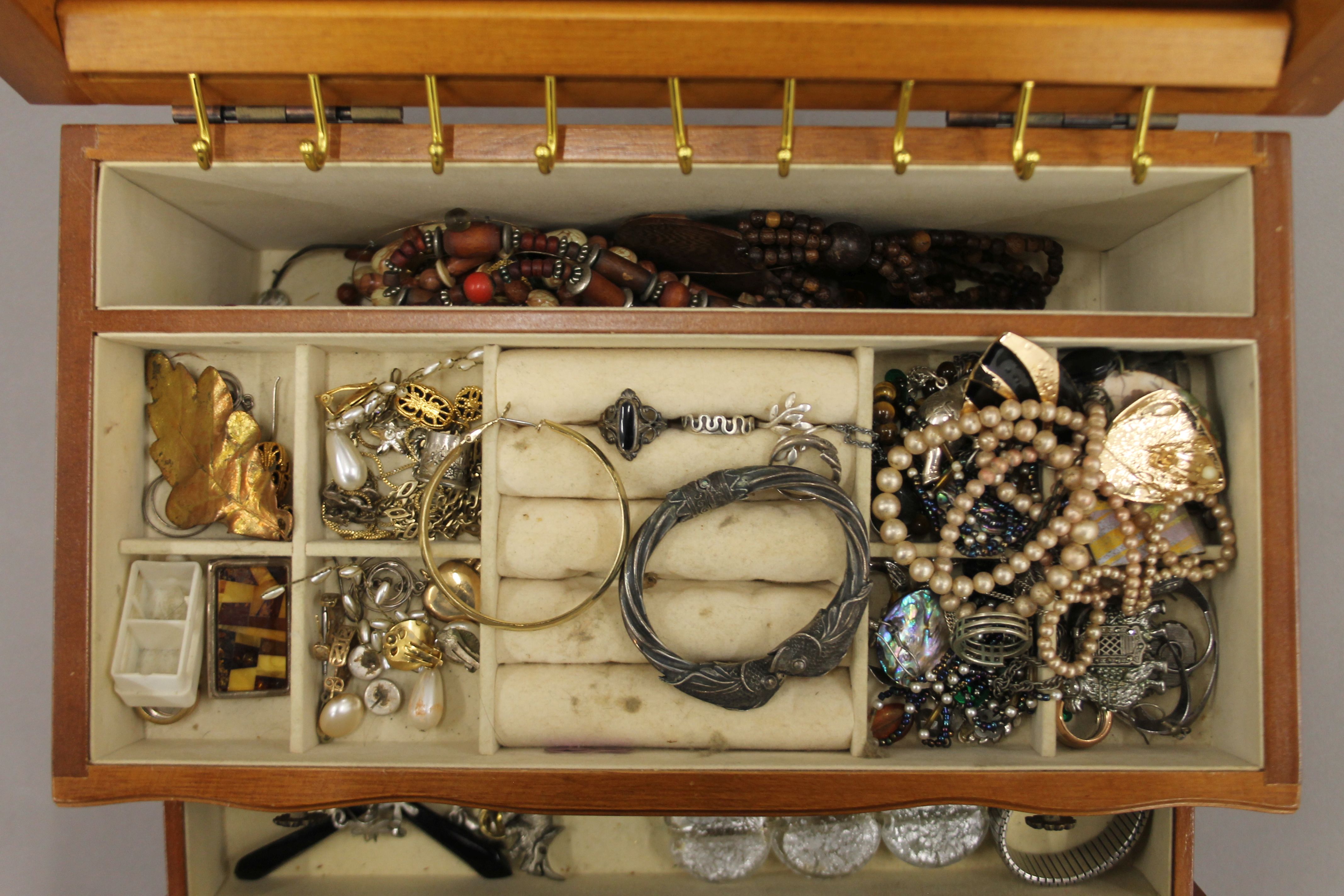 A large quantity of costume jewellery. - Image 7 of 7