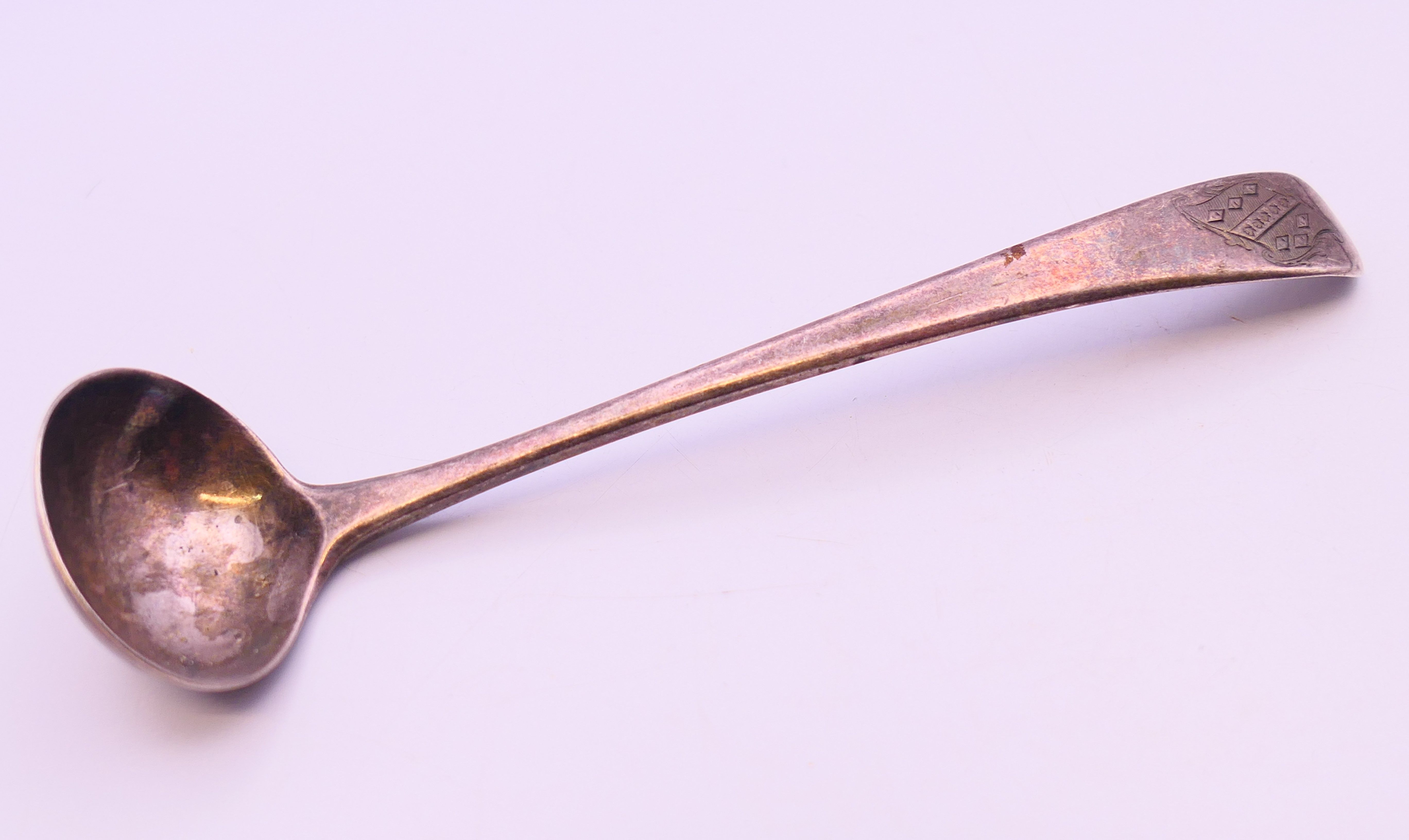 A pair of silver spoons and a small silver ladle. Spoons each 10 cm long. 39.4 grammes. - Image 5 of 7