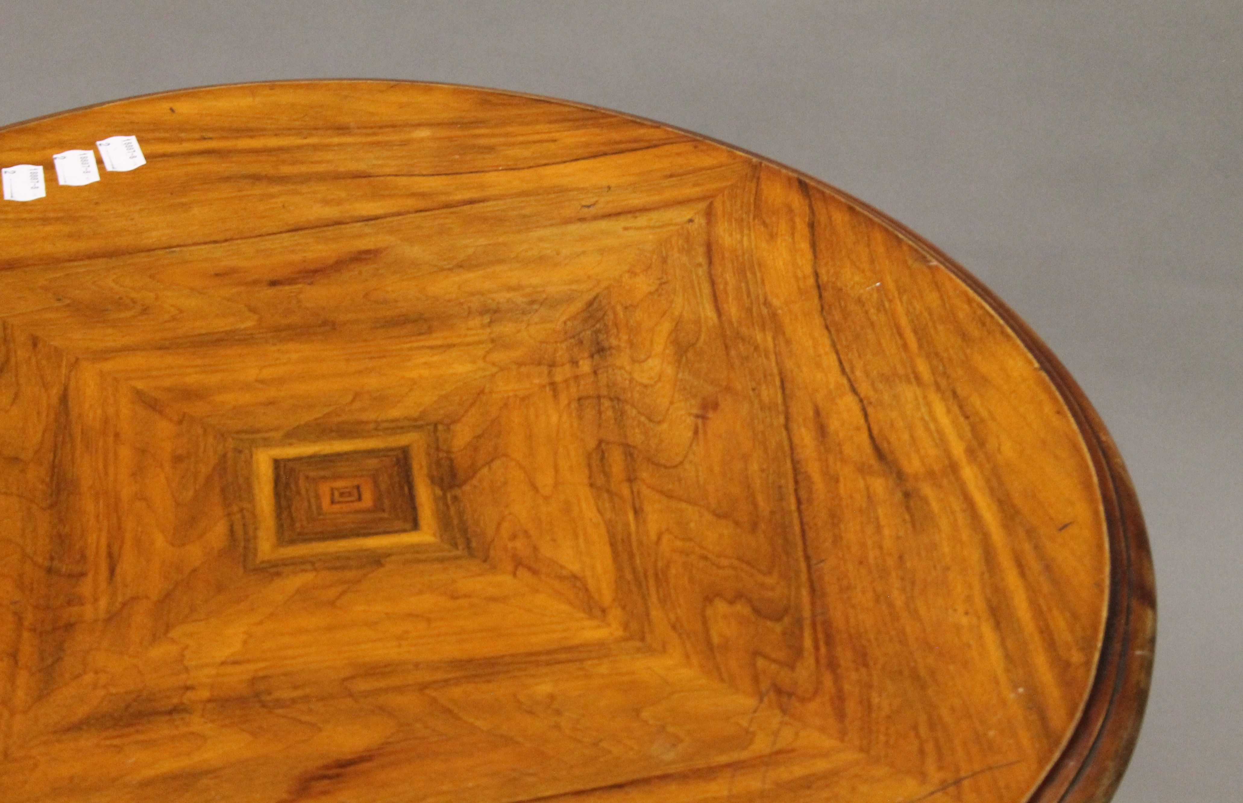 An early 20th century walnut coffee table. 60 cm diameter. - Image 2 of 4