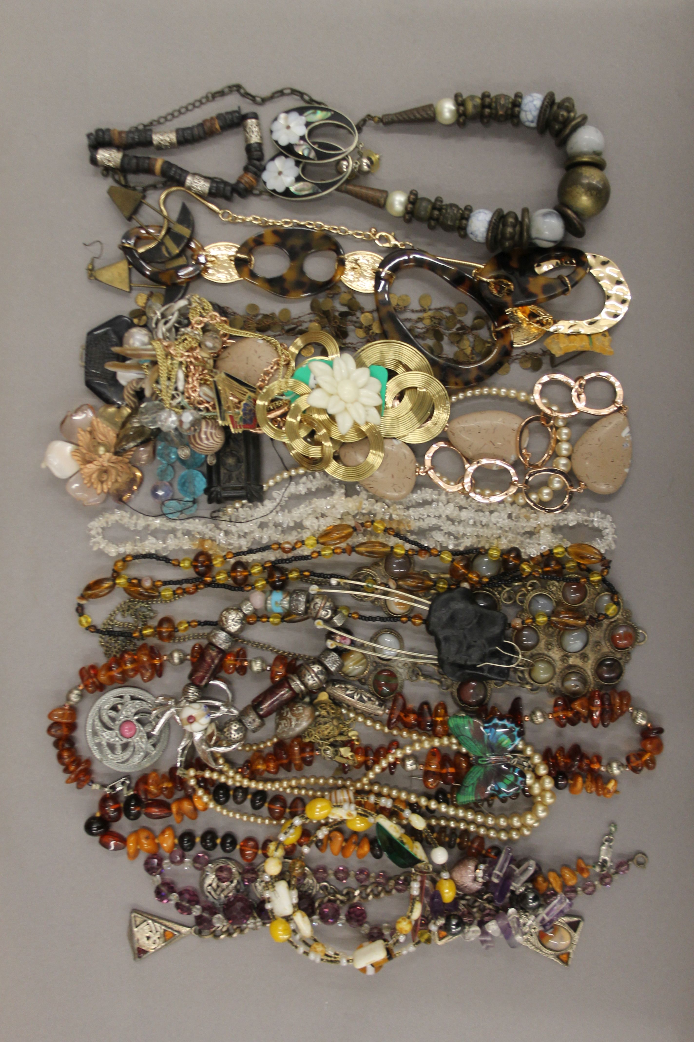 A large quantity of costume jewellery. - Image 5 of 7