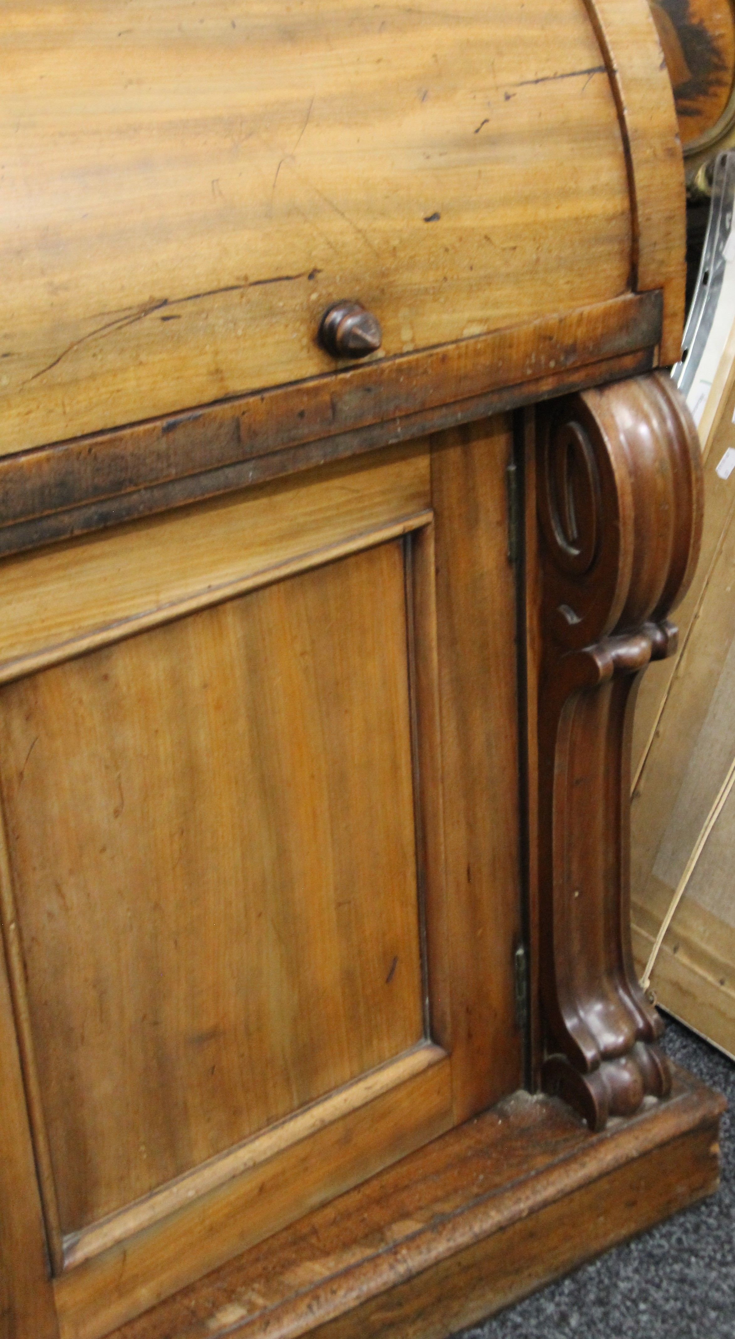 A Victorian mahogany cylinder bureau bookcase. 125 cm wide x 223 cm high. - Bild 2 aus 6