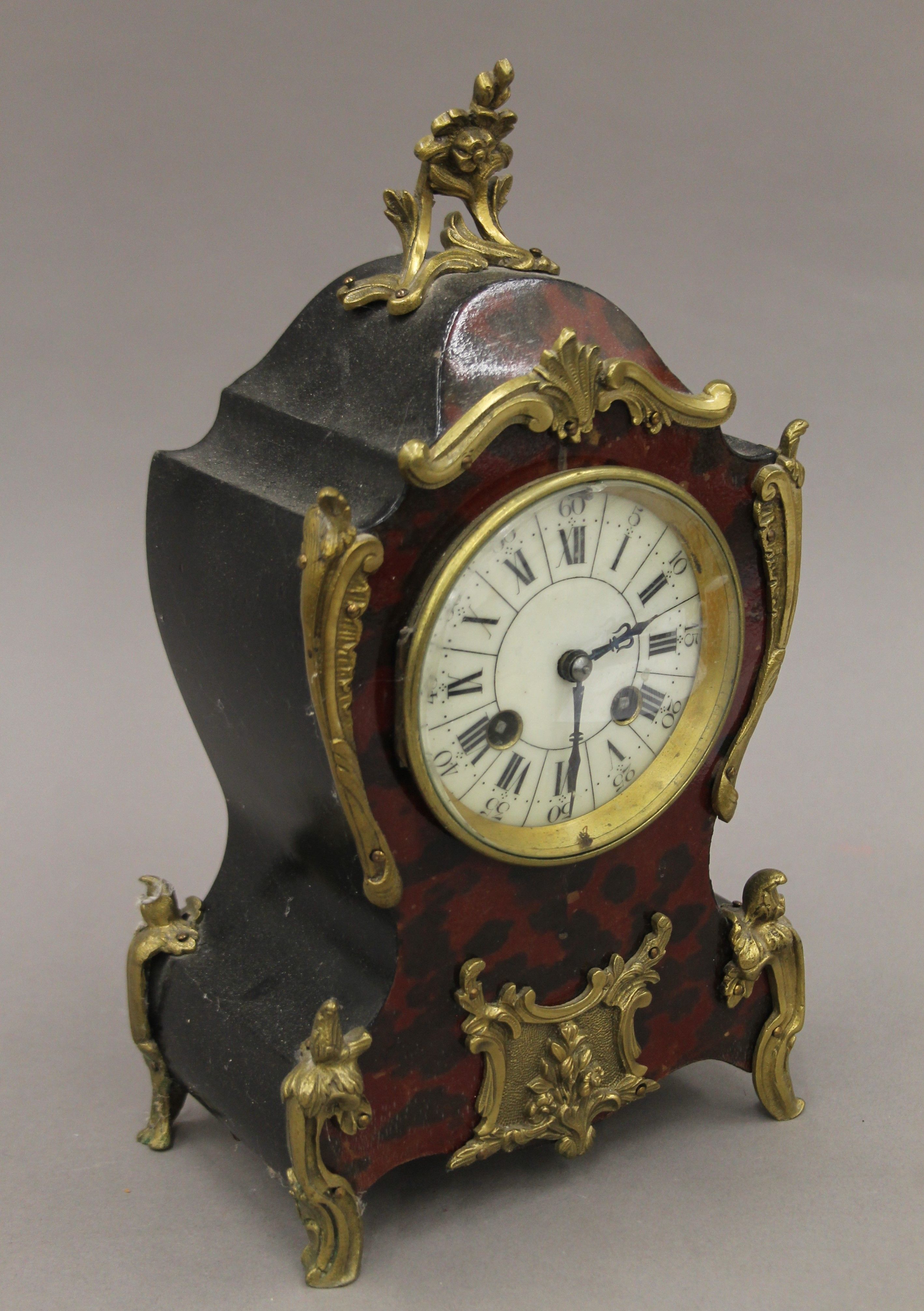 An early 20th century faux tortoiseshell mantle clock. 29 cm high. - Image 3 of 7