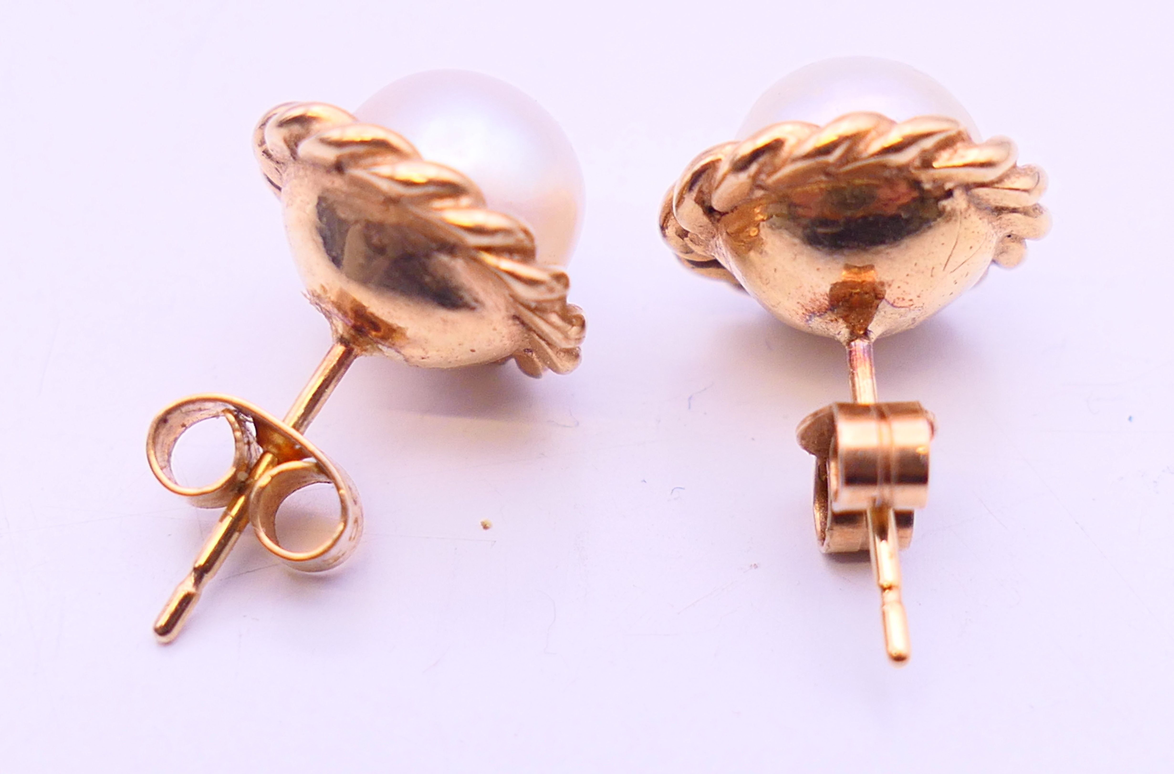A pair of 9 ct gold and pearl earrings. 1 cm diameter. - Image 4 of 6