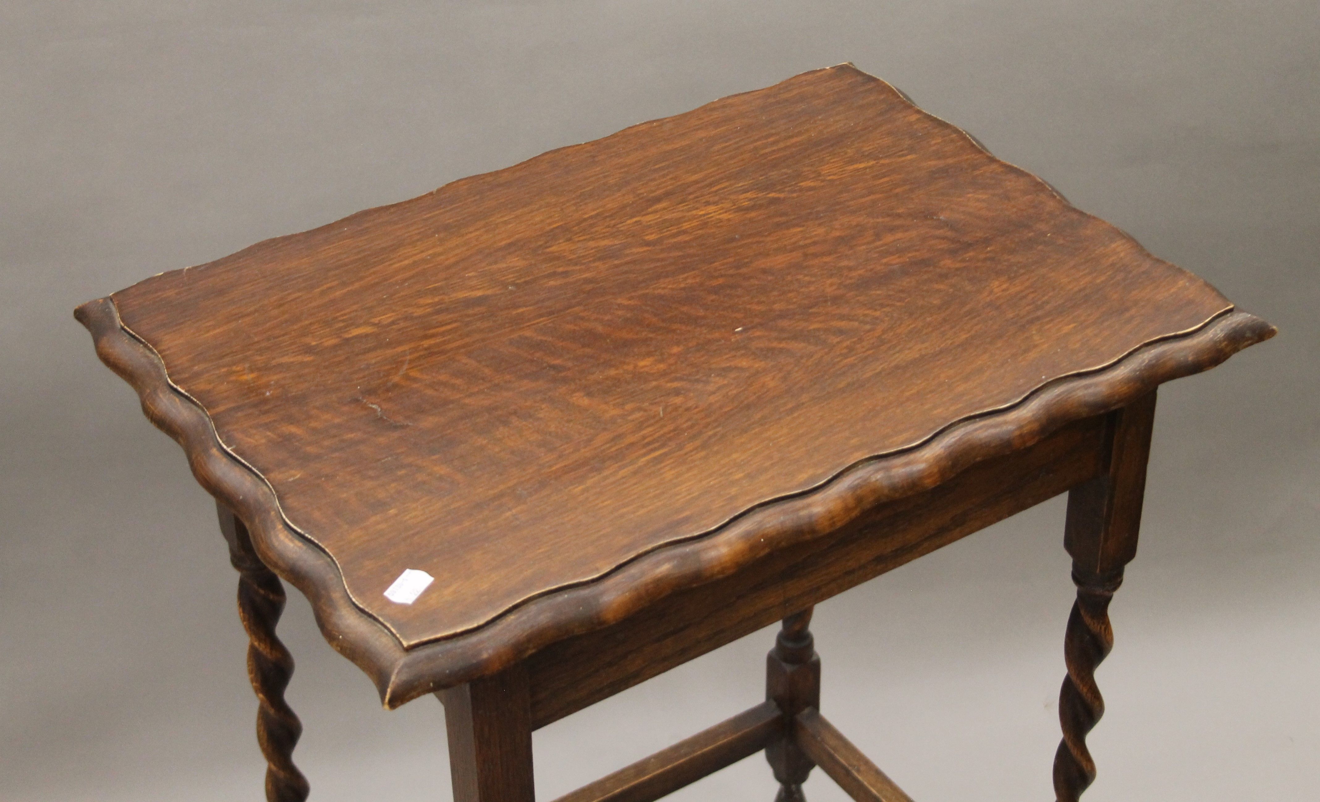 Two early 20th century oak barley twist side tables. Each approximately 59 cm long. - Bild 6 aus 7
