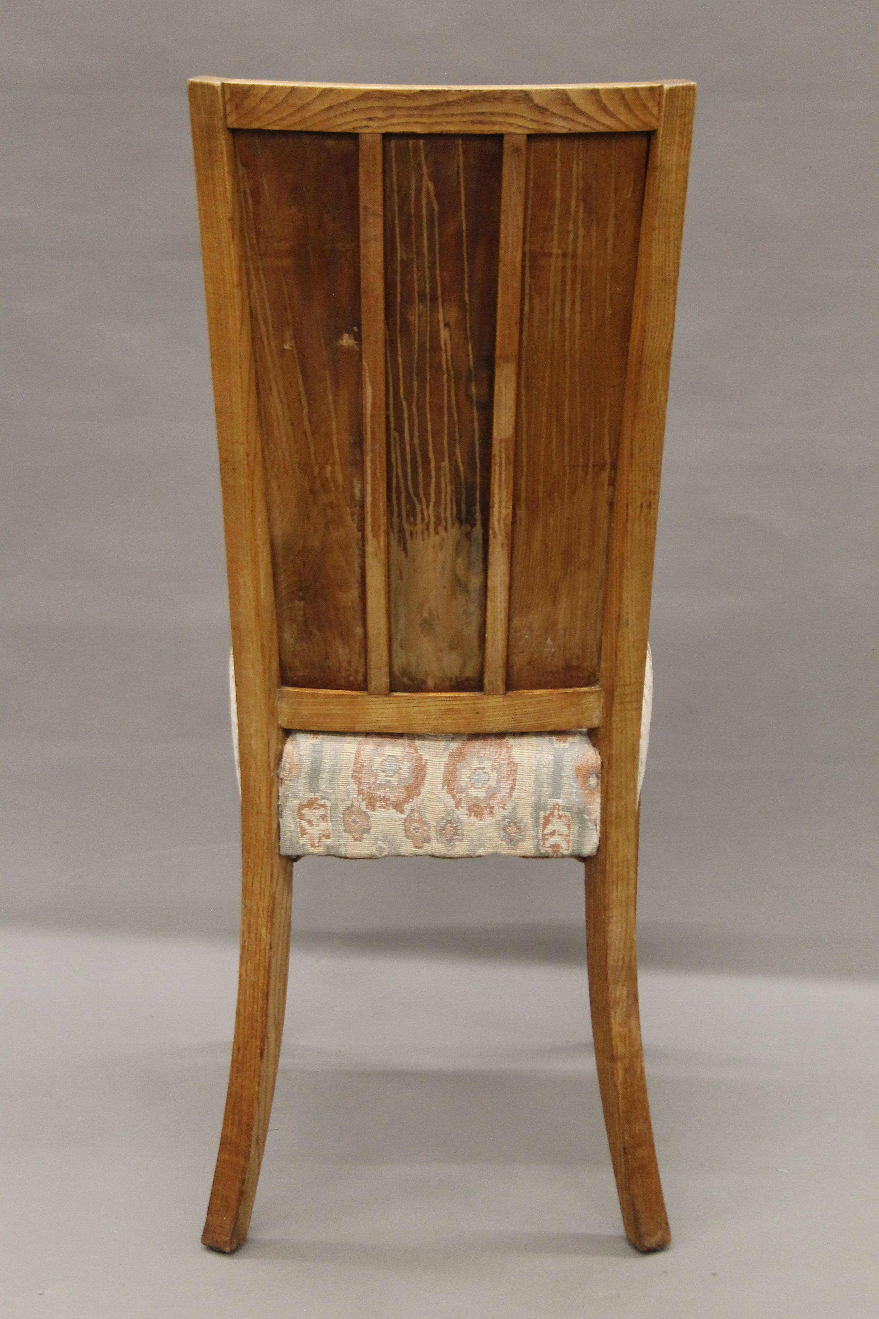 A set of six early 20th century oak and yewwood dining chairs. 45 cm wide. - Bild 5 aus 6