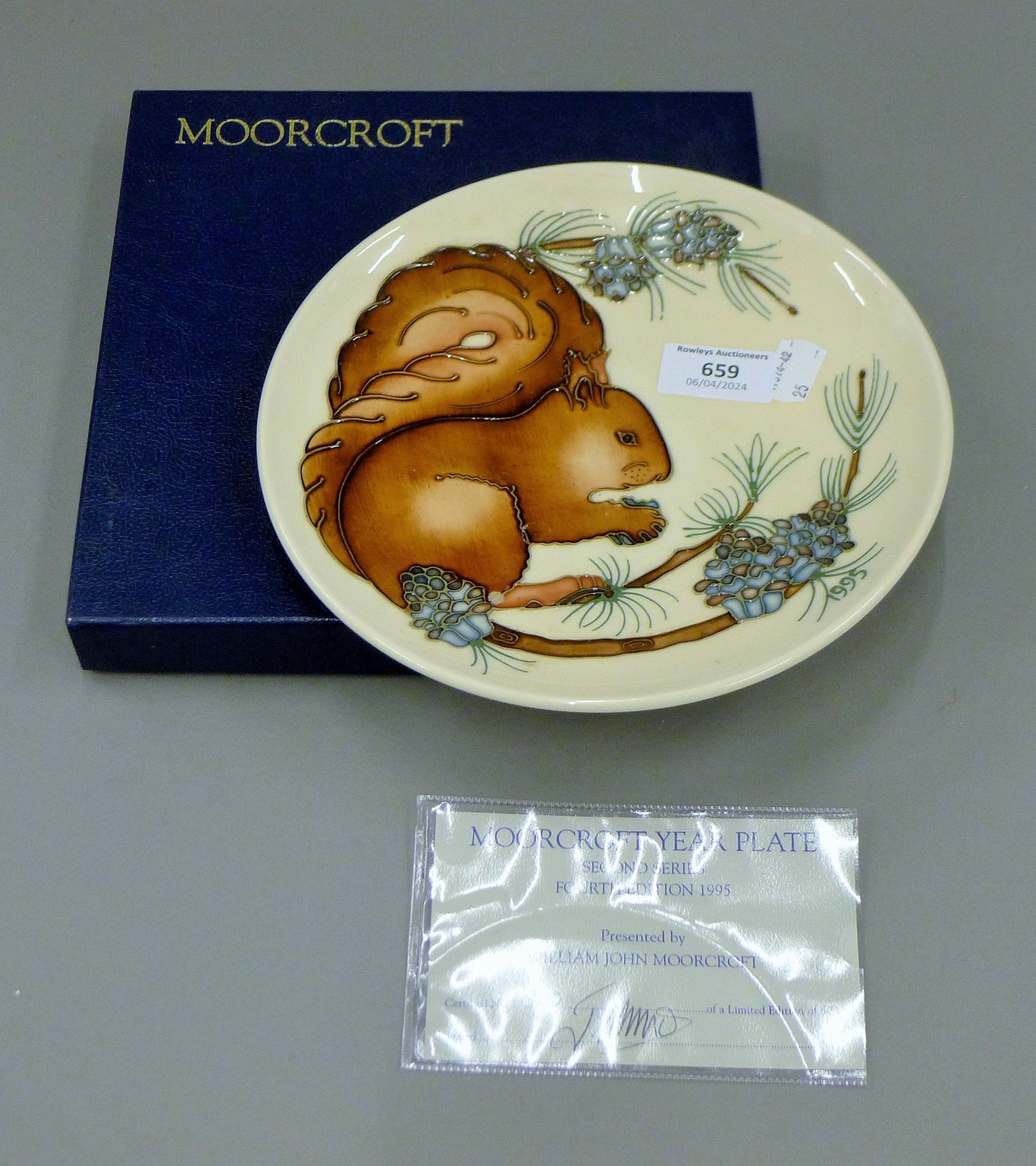 A Moorcroft limited edition red squirrel plate, numbered 360/500, with certificate, boxed.