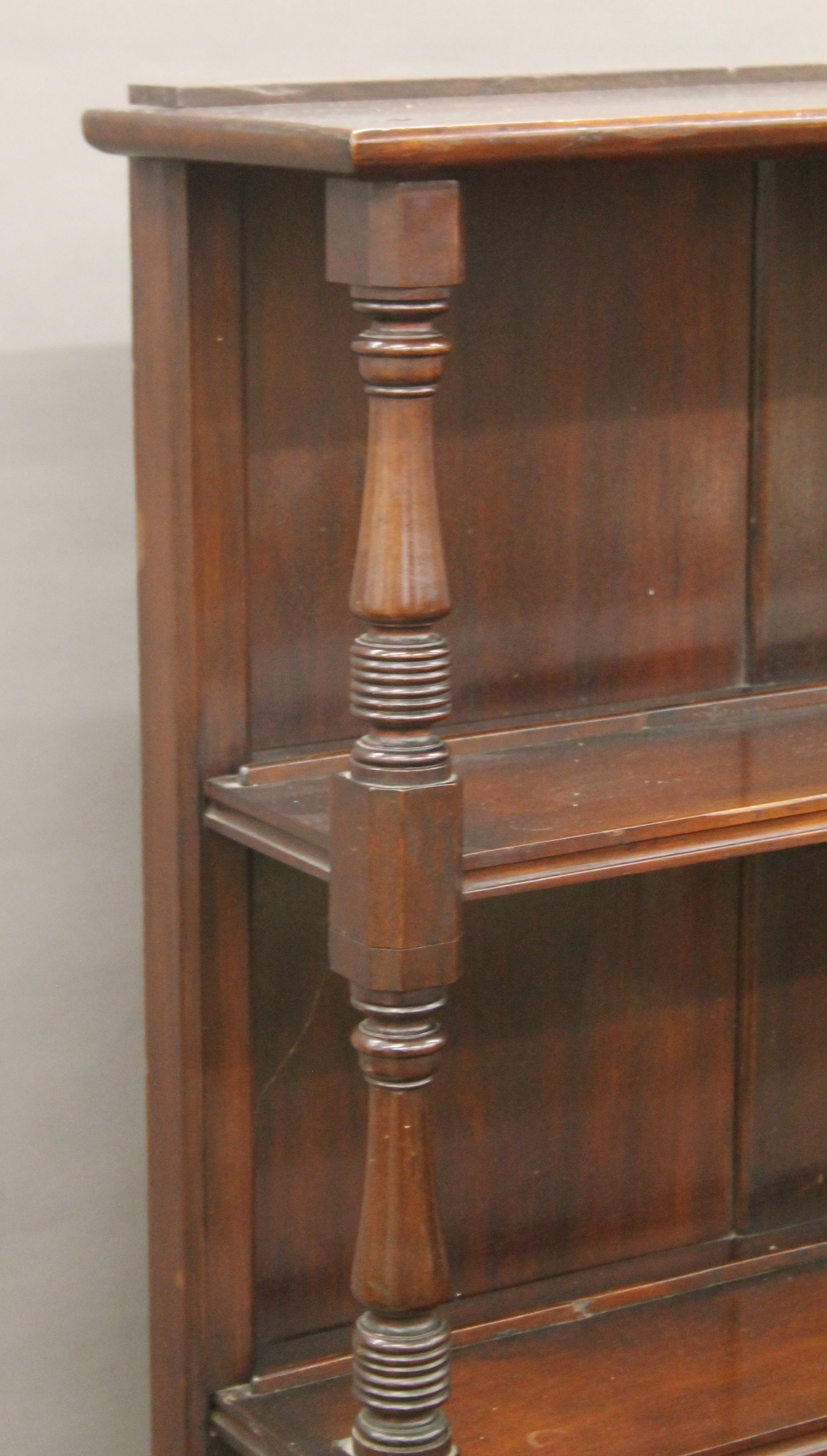 A 19th century fruitwood and mahogany dresser. 129 cm wide x 156 cm high. - Bild 3 aus 7