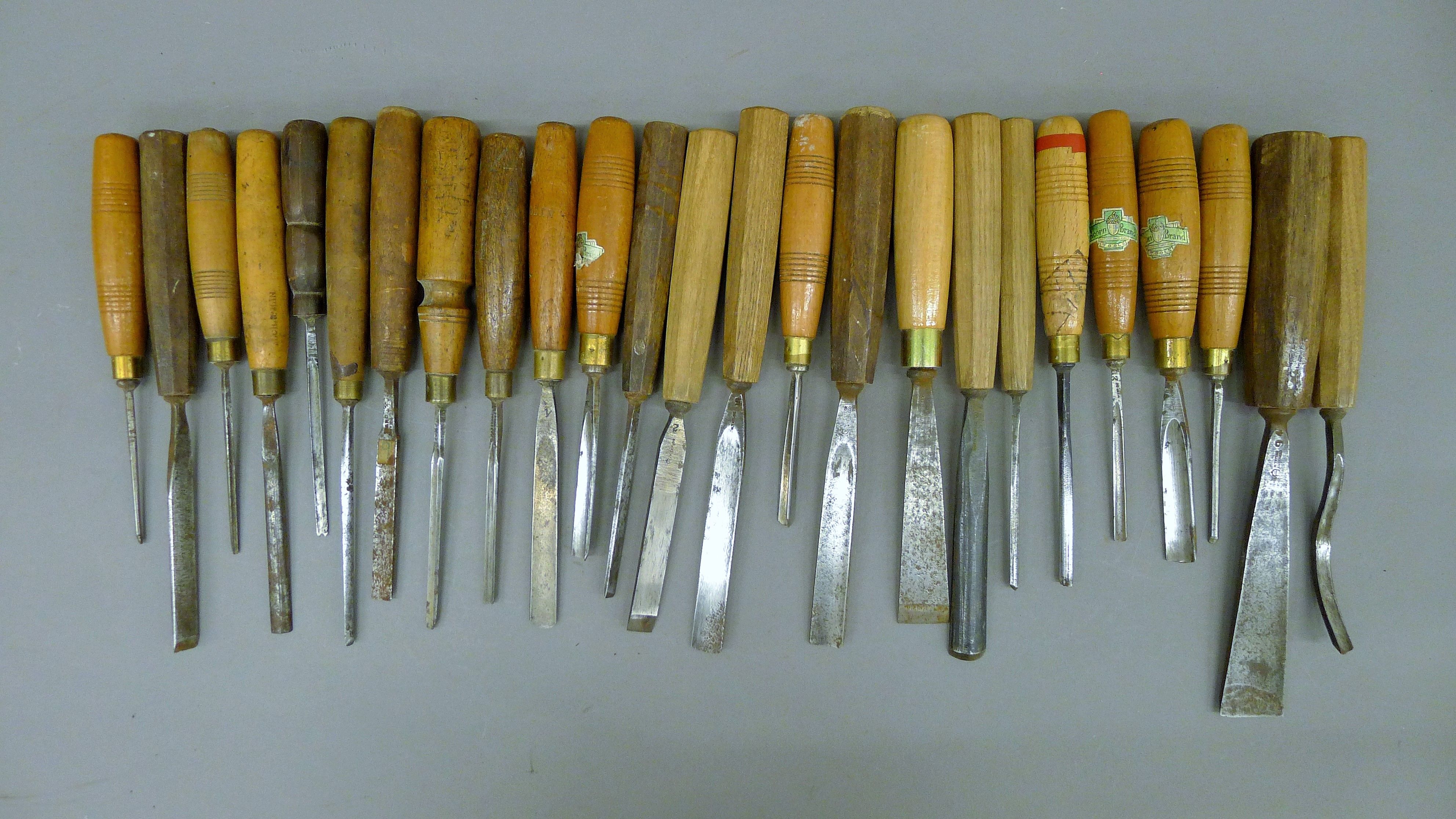 A collection of eighty-two chisels, - Image 4 of 8