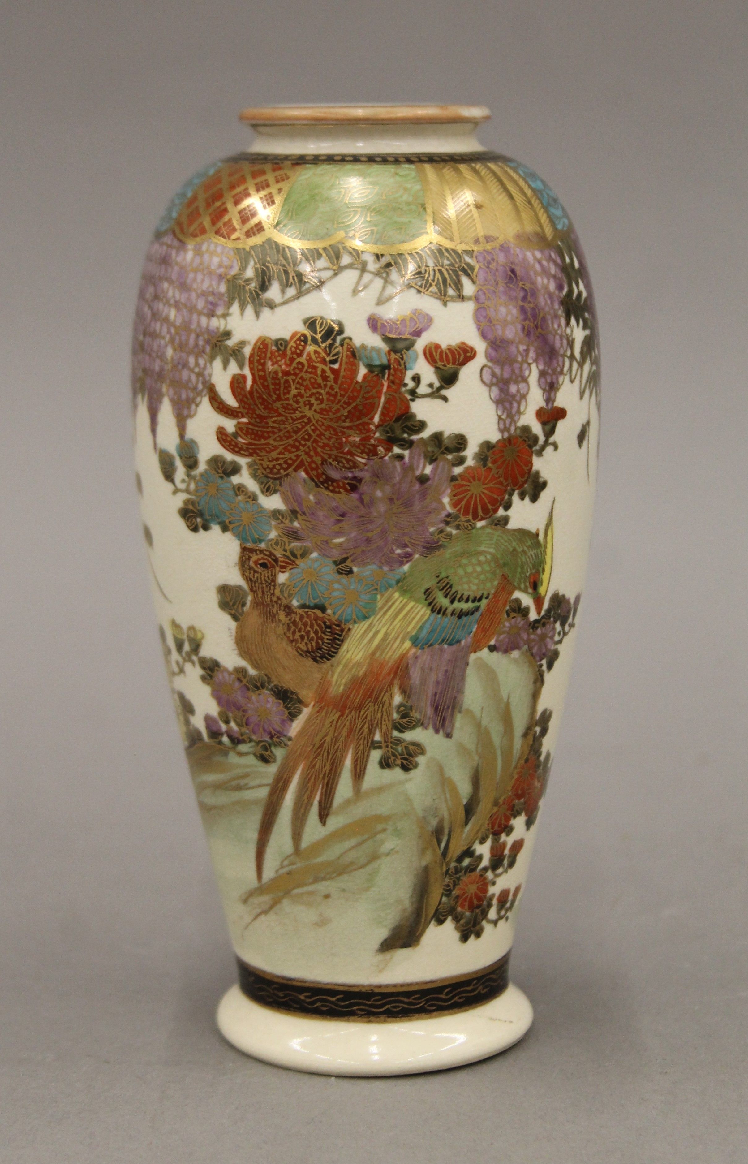 A pair of 19th century Satsuma vases decorated with racemes of wisteria. Signed to base. 15 cm high. - Bild 3 aus 6