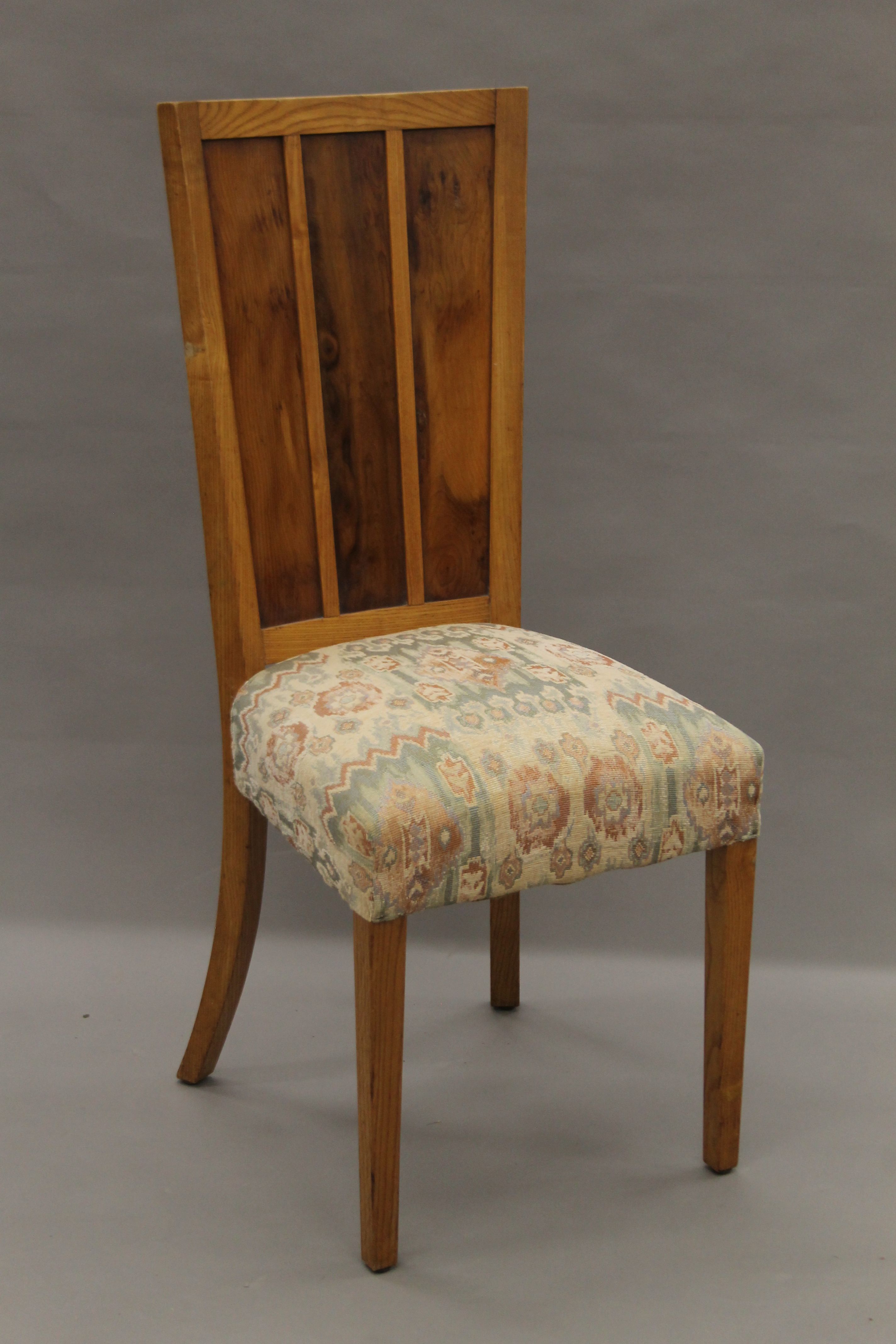A set of six early 20th century oak and yewwood dining chairs. 45 cm wide. - Bild 4 aus 6