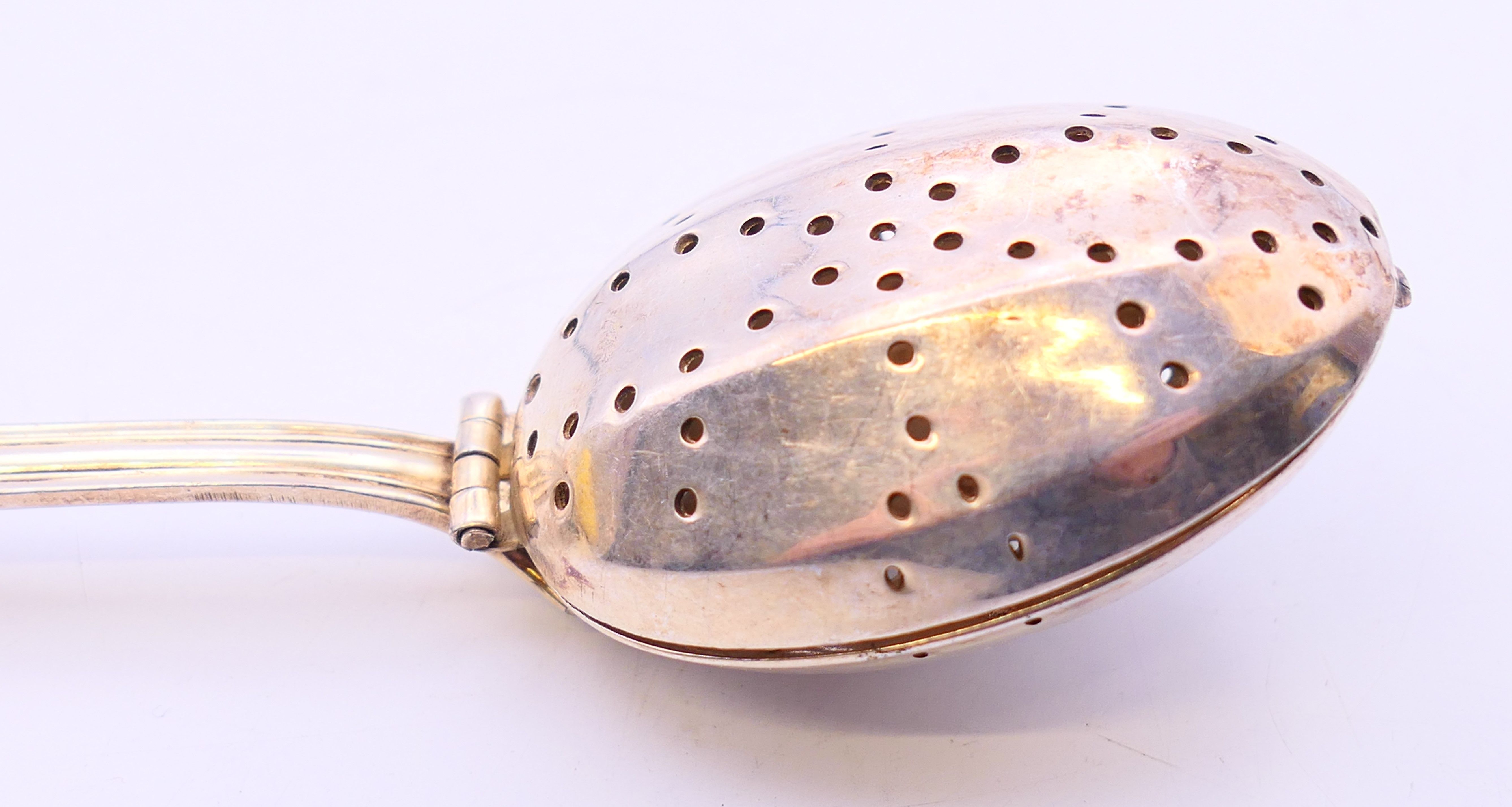 Two silver handled tea infusers. Largest 17 cm long. - Image 3 of 9