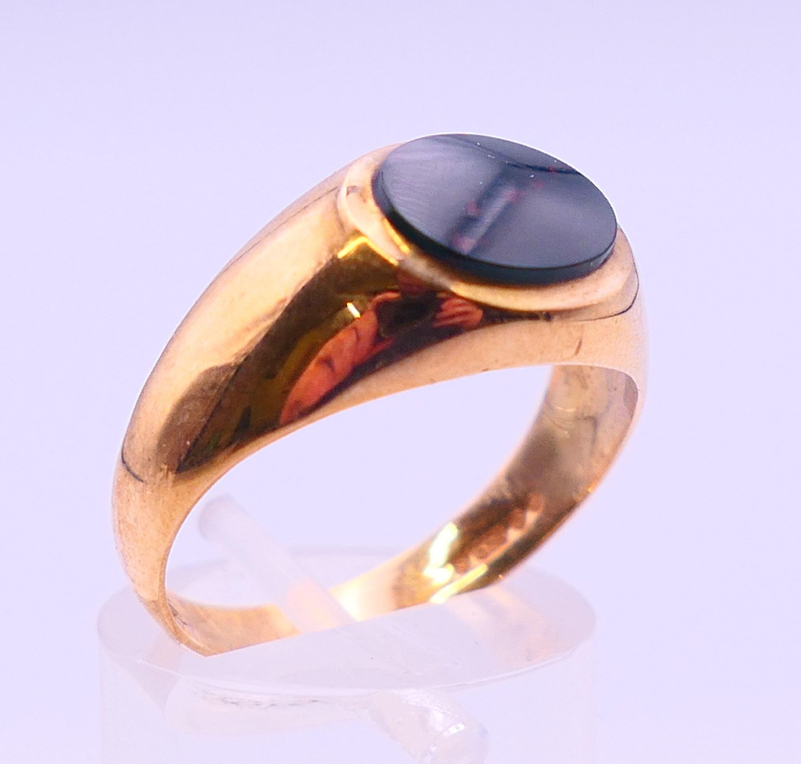 Two 9 ct gold signet rings and a 9 ct gold wedding band. 11.1 grammes total weight. - Image 10 of 13