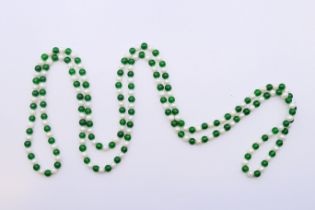 A jade and pearl bead necklace. 120 cm long.