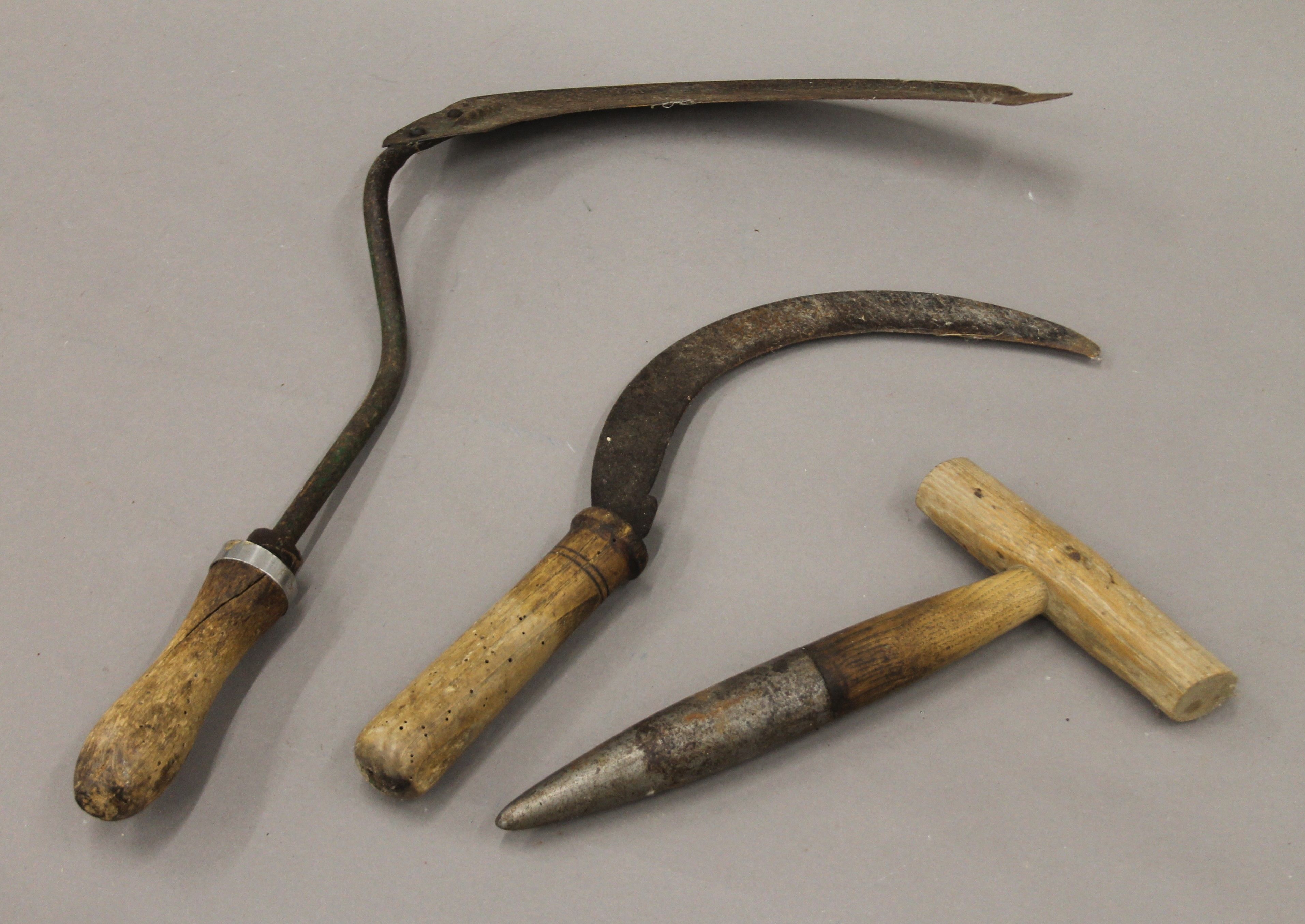 A quantity of various wooden-handled vintage gardening tools. The largest 195 cm long. - Image 2 of 3