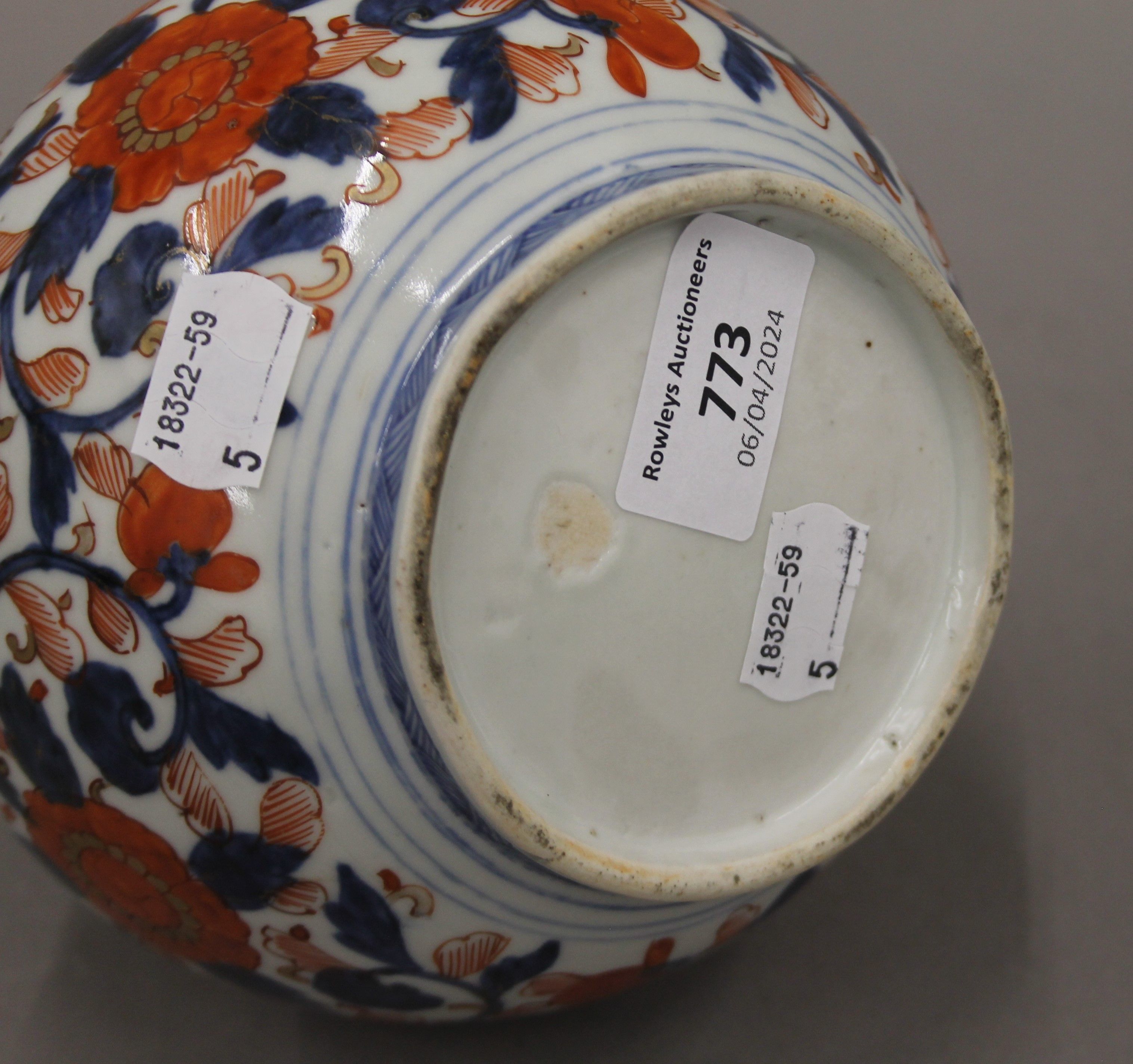A 19th century Imari vase with lid. 22 cm high. - Bild 5 aus 7