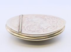 A white metal snuff box. 9.5 cm x 6 cm.